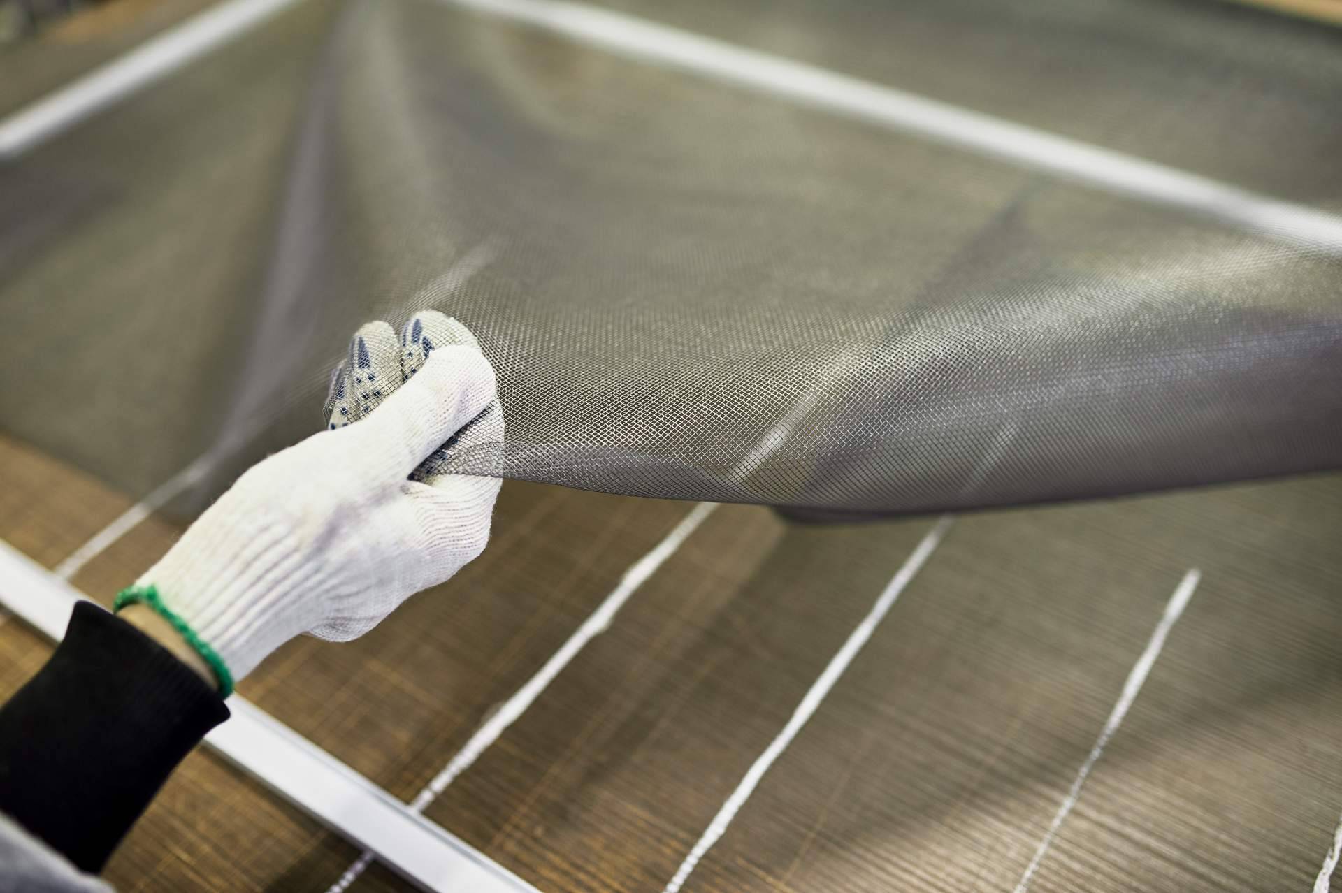 Mosquiteras Baratas cuenta con mosquiteras enrollables que protegen contra el viento