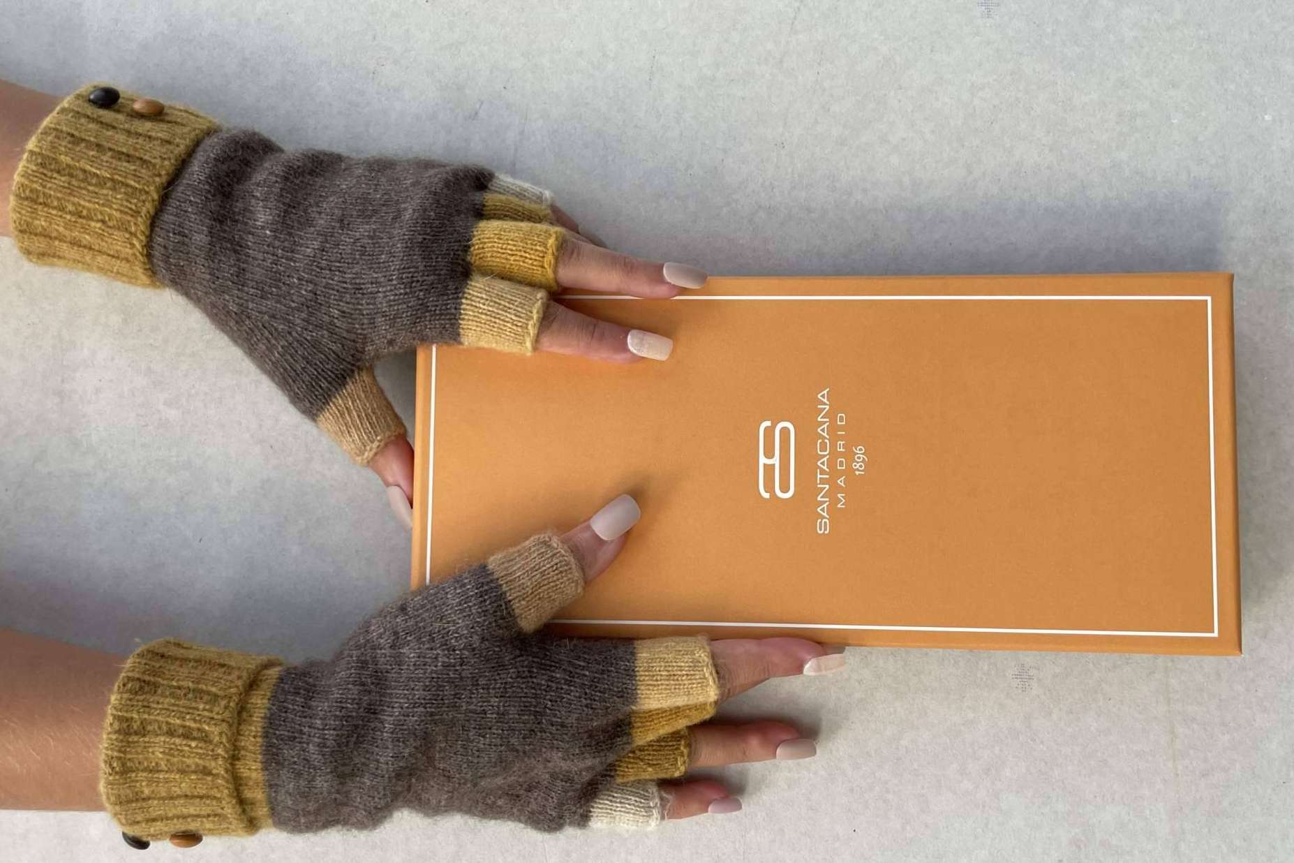 Los guantes mitones, el complemento de moda en Santacana