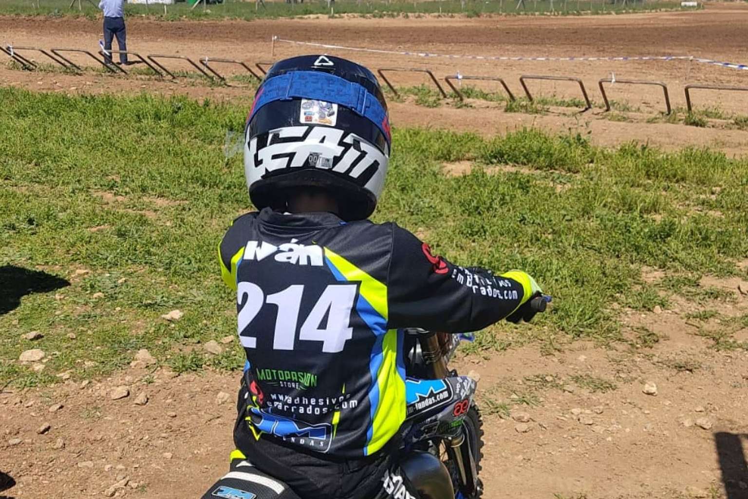ADHESIVOSEMBARRADOS, una opción de confianza para hacerse con una equipación motocross personalizada