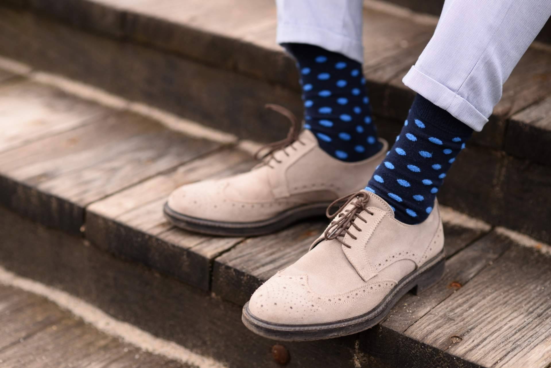 Socks Market destaca los calcetines altos como clave de un look elegante