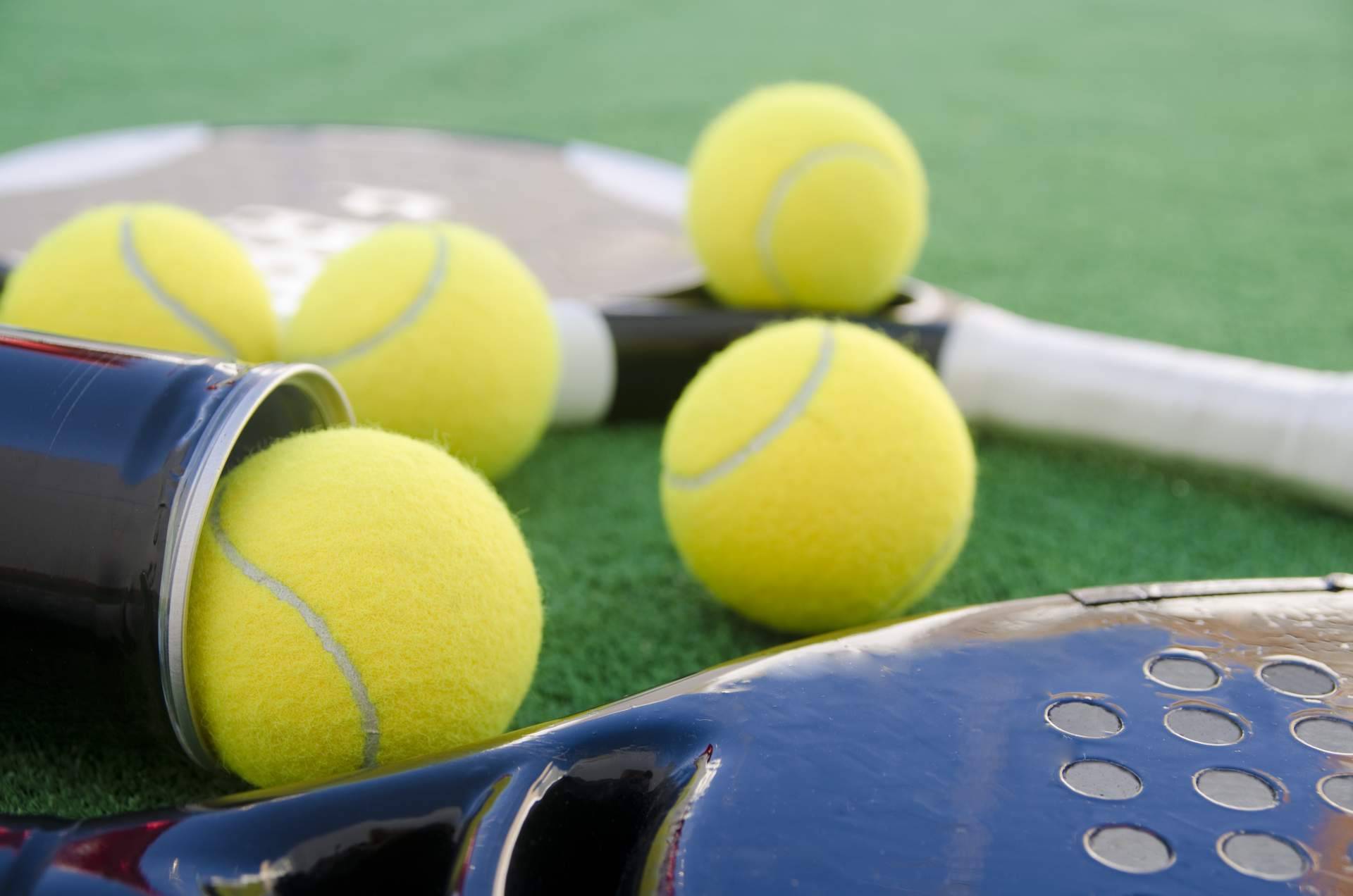 Ahorrar dinero prolongando la vida de las pelotas de pádel y de tenis