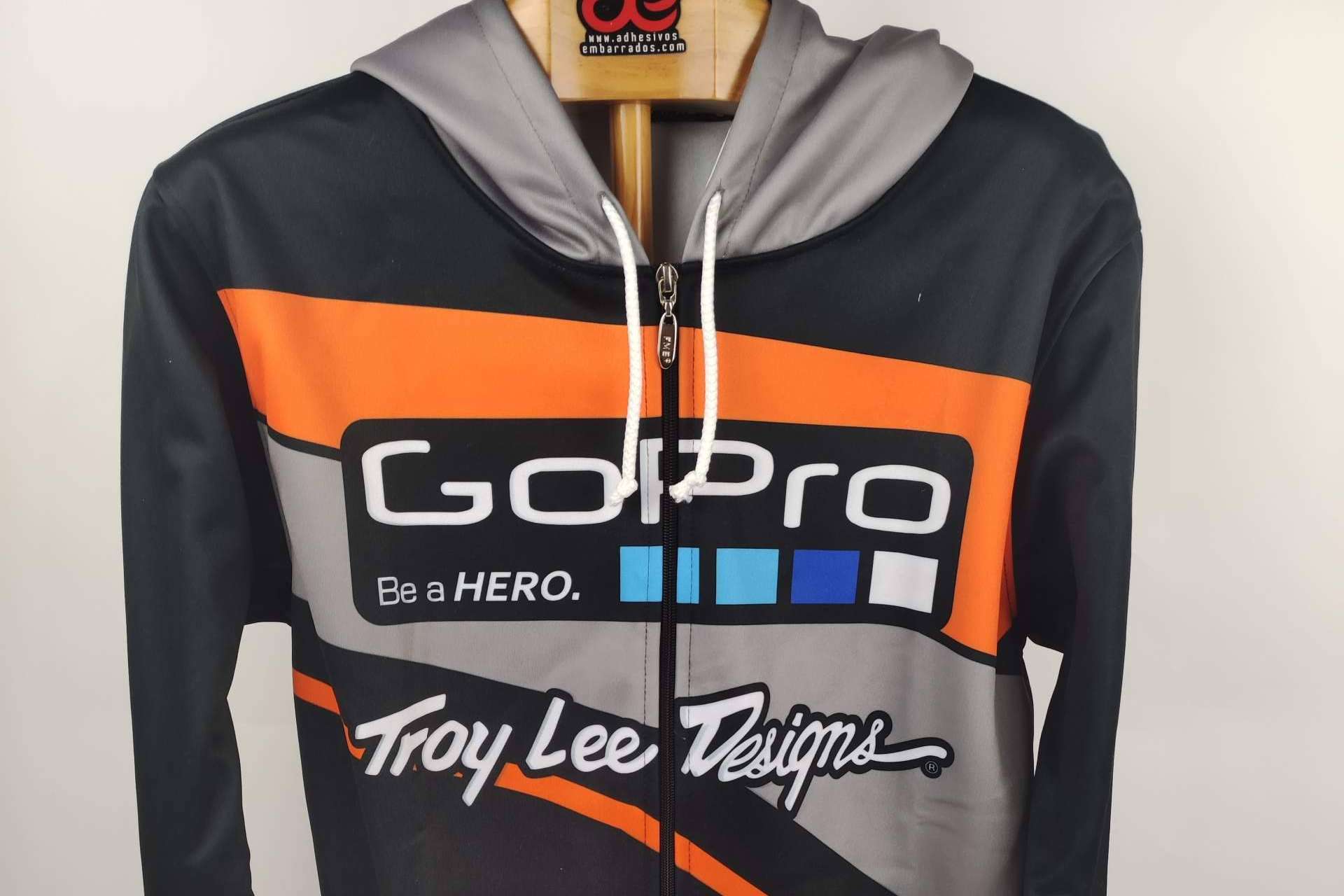 Personalización de ropa para off road, con ADHESIVOSEMBARRADOS
