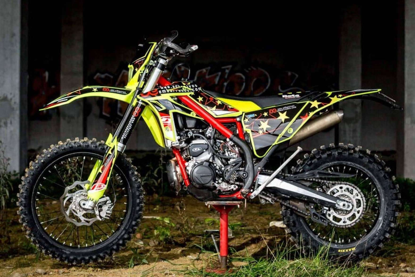 Distintas opciones de pegatinas para moto personalizada con ADHESIVOSEMBARRADOS