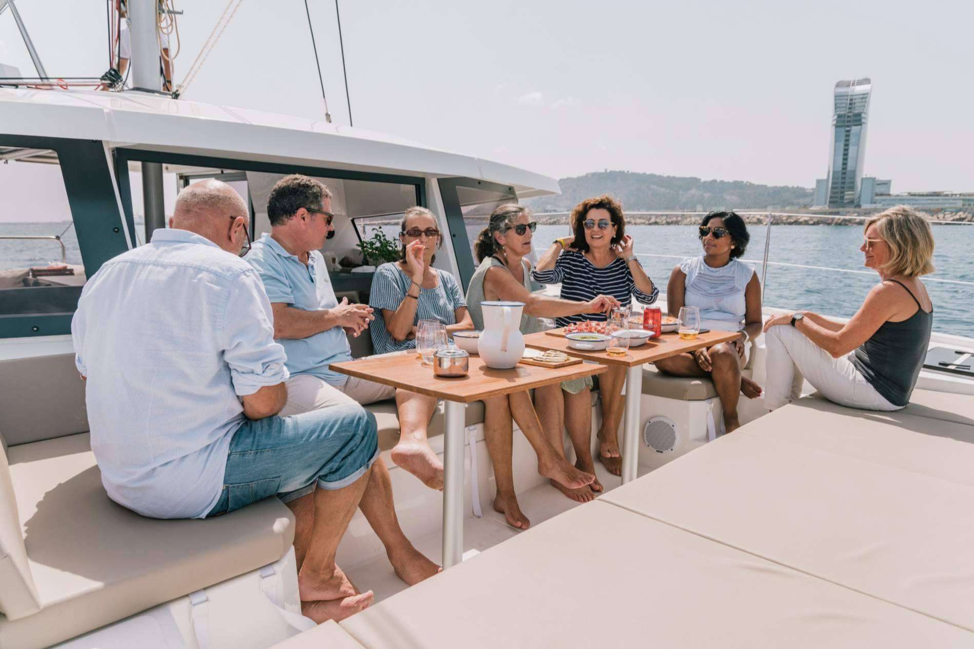 Disfrutar de experiencias exclusivas en catamaranes en Barcelona de la mano de Sondevela