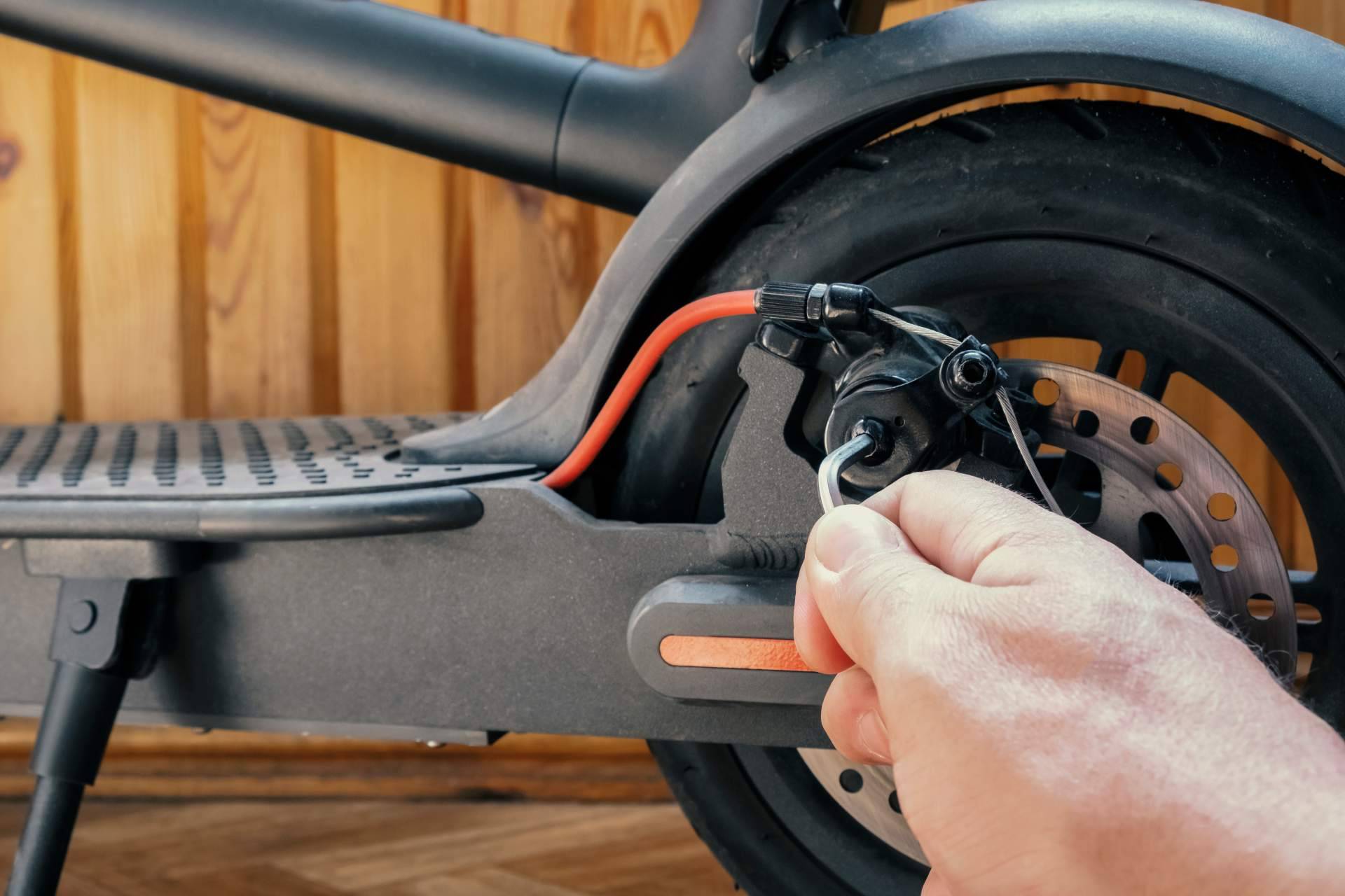 Mundo del Móvil y su equipo de especialistas en reparación de patinetes eléctricos