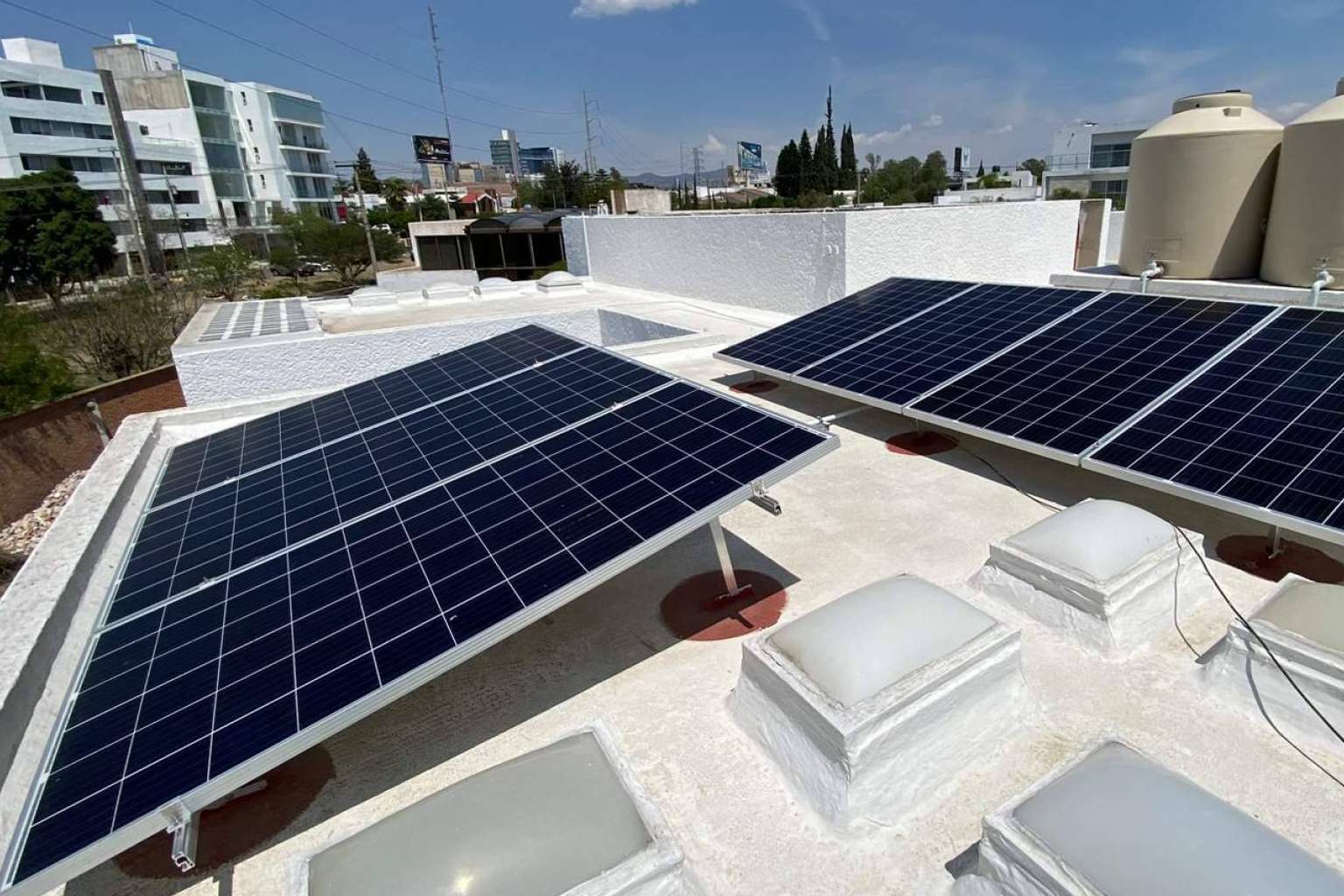 La forma de obtener paneles solares sin invertir un peso