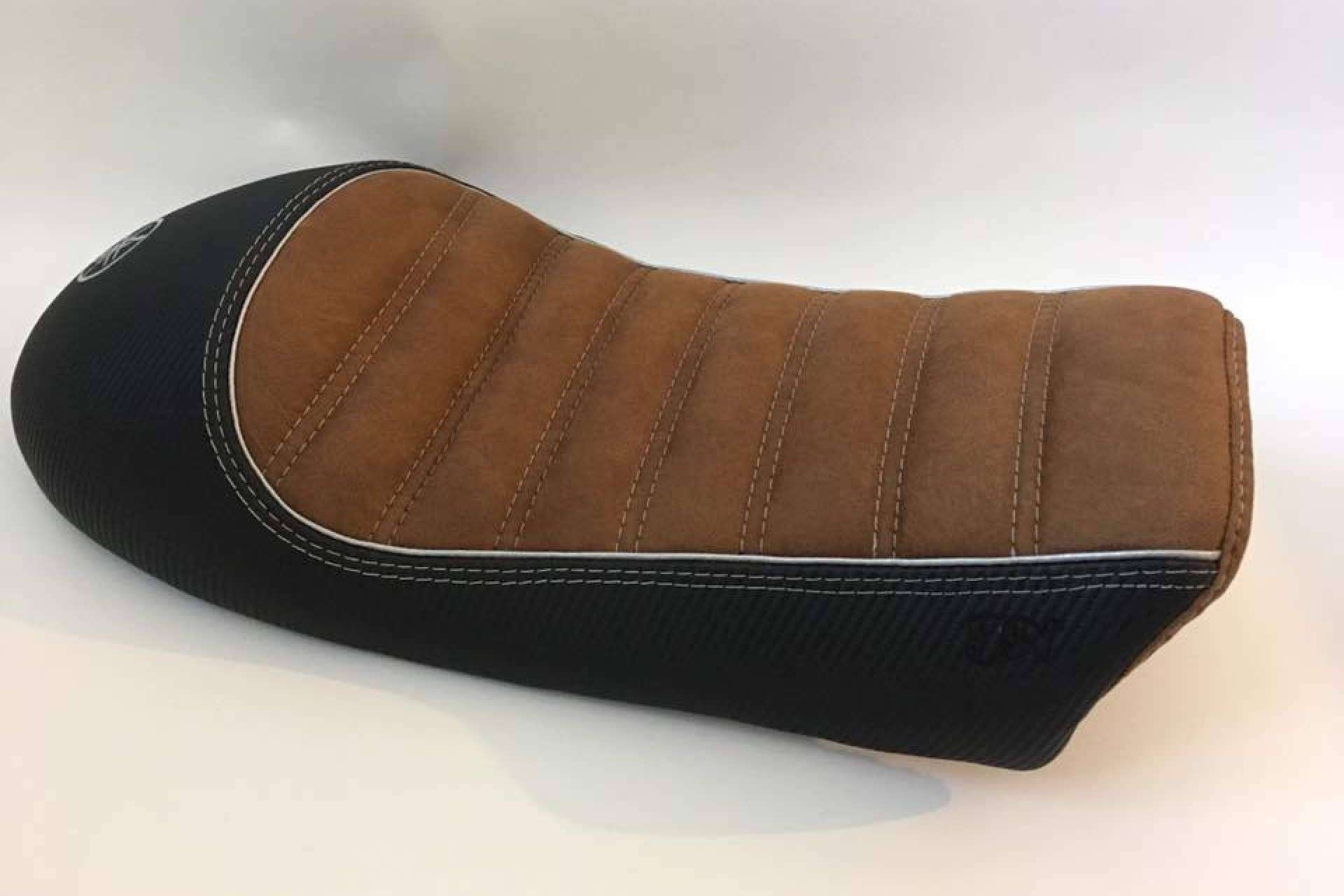 Un asiento cómodo moto para ir en carretera, proporcionado por FUNDAS