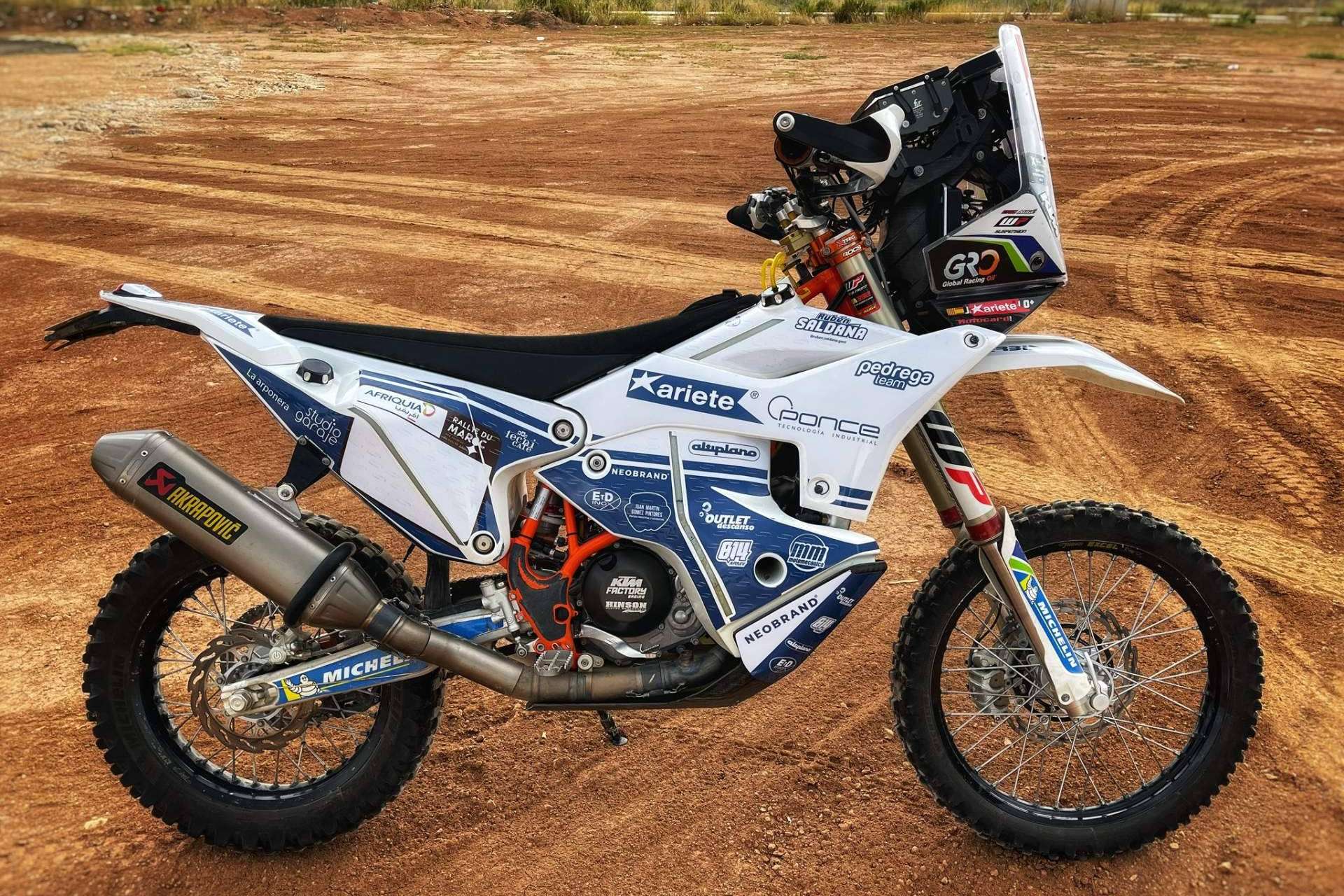 Dar a las motos un nuevo aspecto con plásticos y adhesivos de motocross