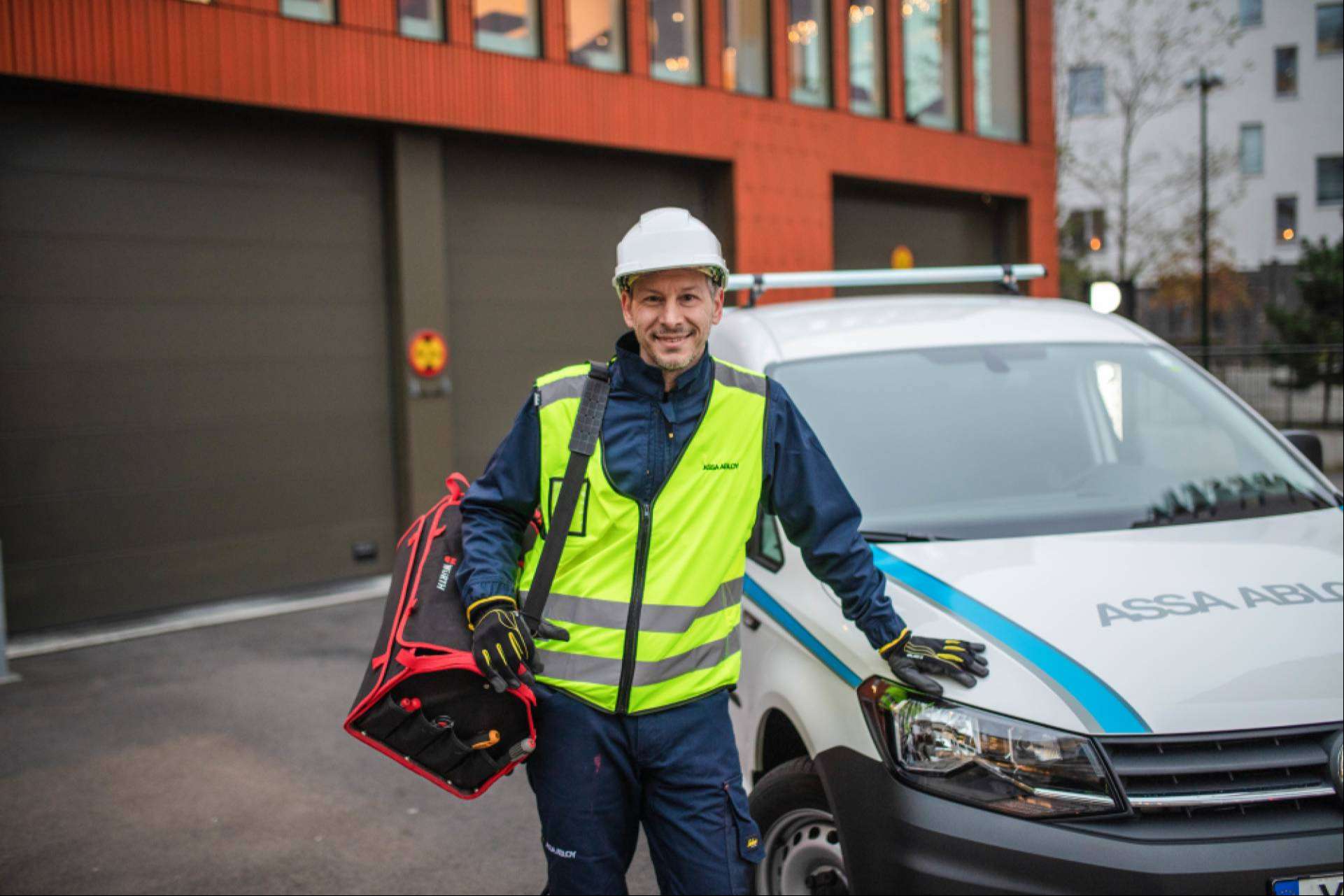 ASSA ABLOY; servicio de mantenimiento de puertas automáticas, industriales o muelles de carga