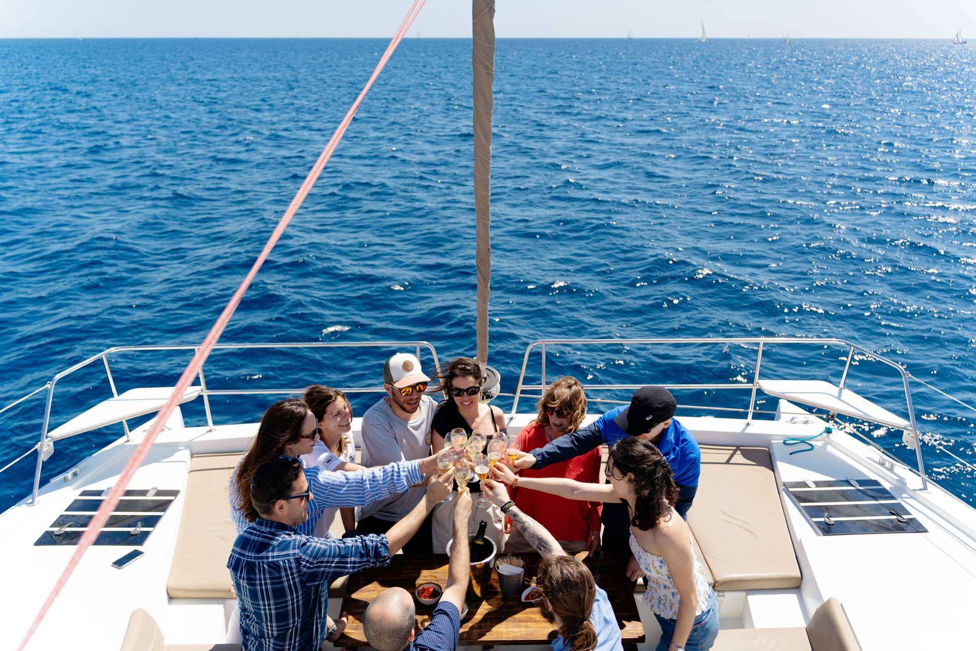 Disfrutar del Mar Mediterráneo con el alquiler de un catamarán privado en Barcelona