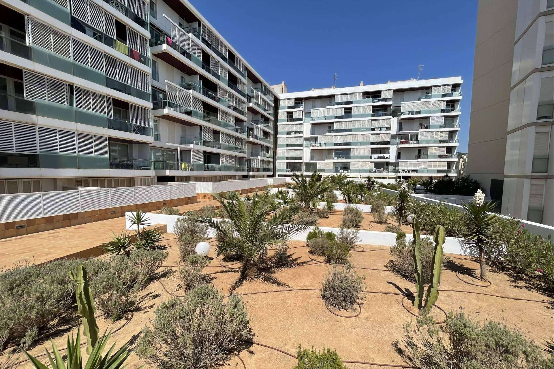 Últimos tres apartamentos en primera línea de la Playa d’En Bossa, a subasta