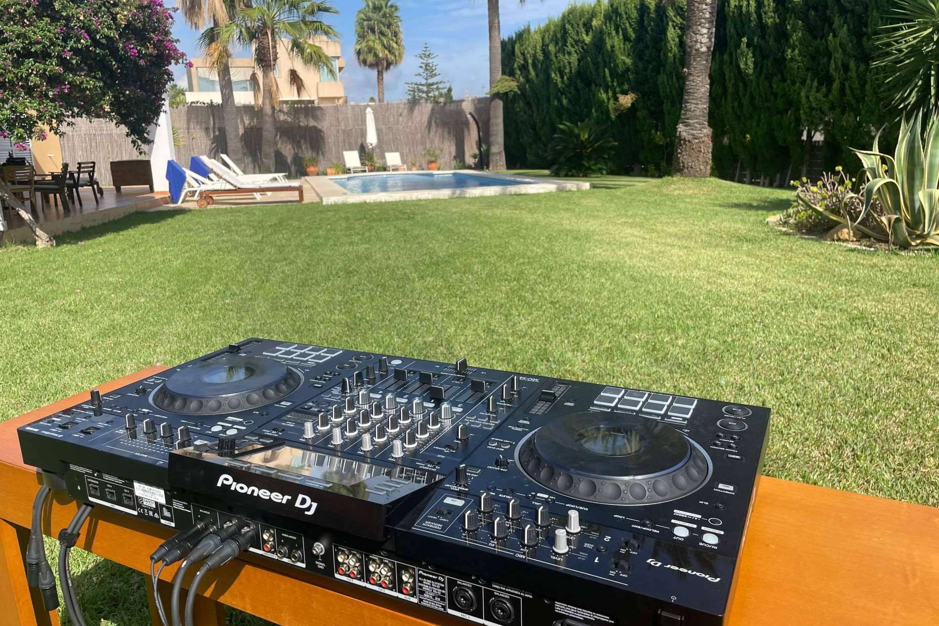 Rent DJ Equipment Ibiza, alquiler audiovisual Barcelona e Ibiza