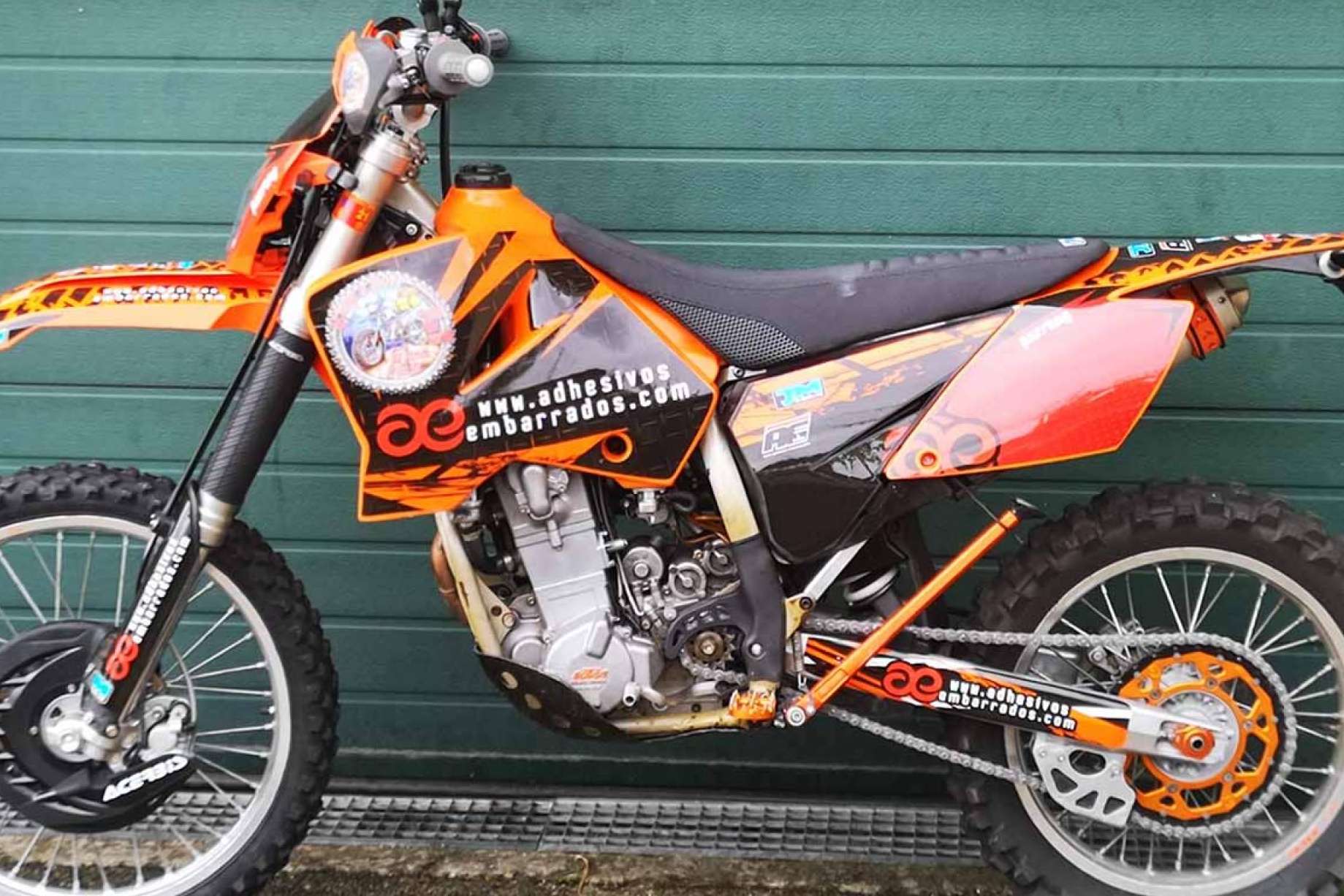 Los kits de pegatinas de ADHESIVOSEMBARRADOS permiten personalizar motos de manera fácil
