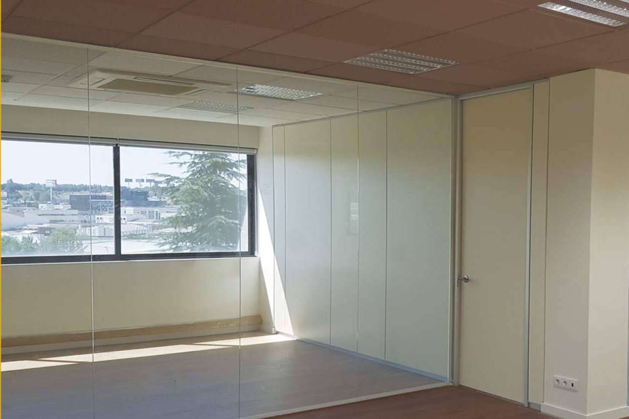 Mamparas de oficina que refuerzan la identidad corporativa de la empresa, con Office Deco