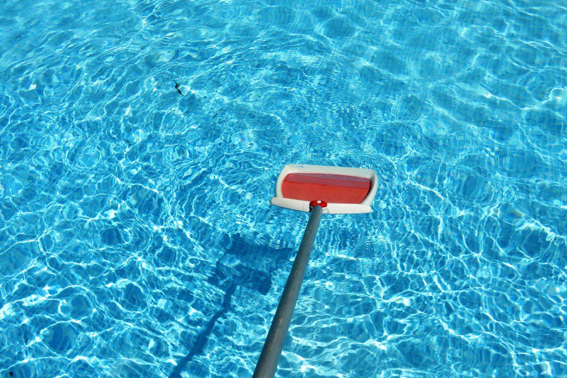 Cómo mantener el agua de la piscina limpia sin vaciarla