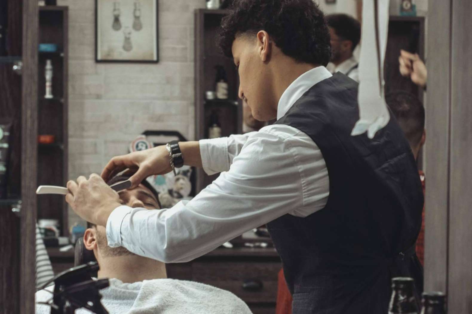 Yassine Revoluciona el Cuidado Masculino en El Cañaveral con Barbería Di Classe