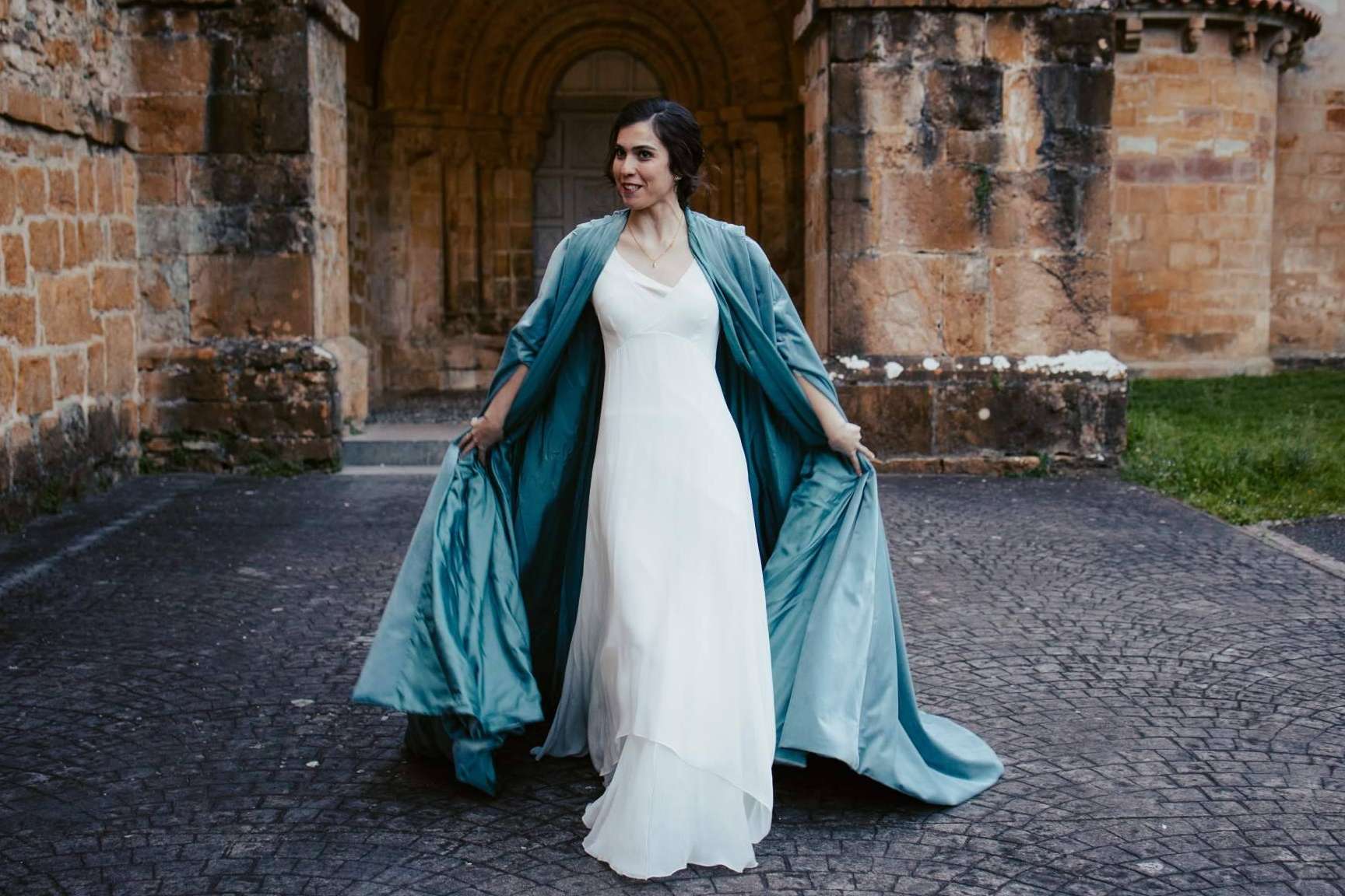 Las Capas de Novia; Una Tradición Renovada para la Moda Nupcial