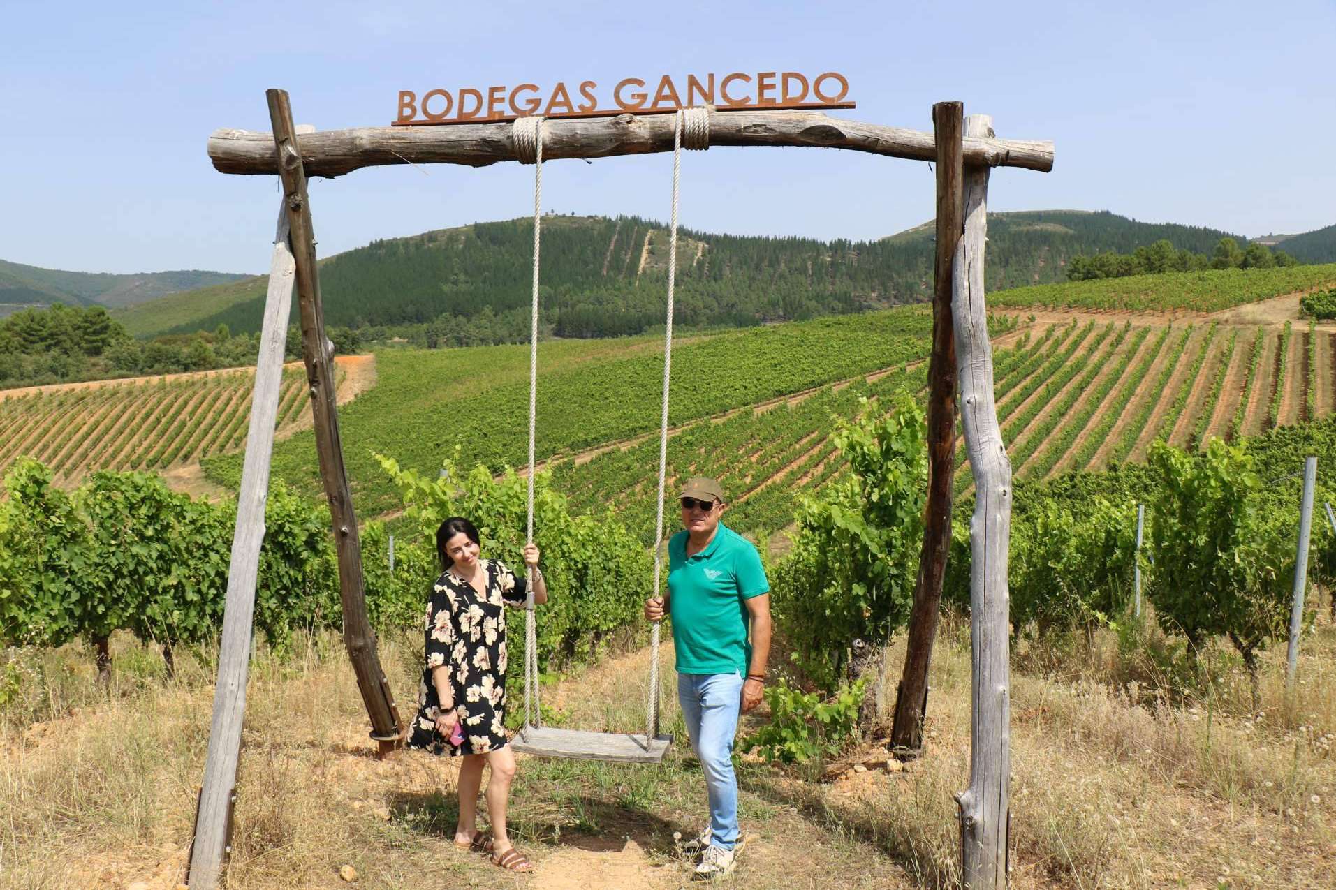 La sumiller María José Huertas visita los viñedos de El Bierzo en tierras de Gancedo