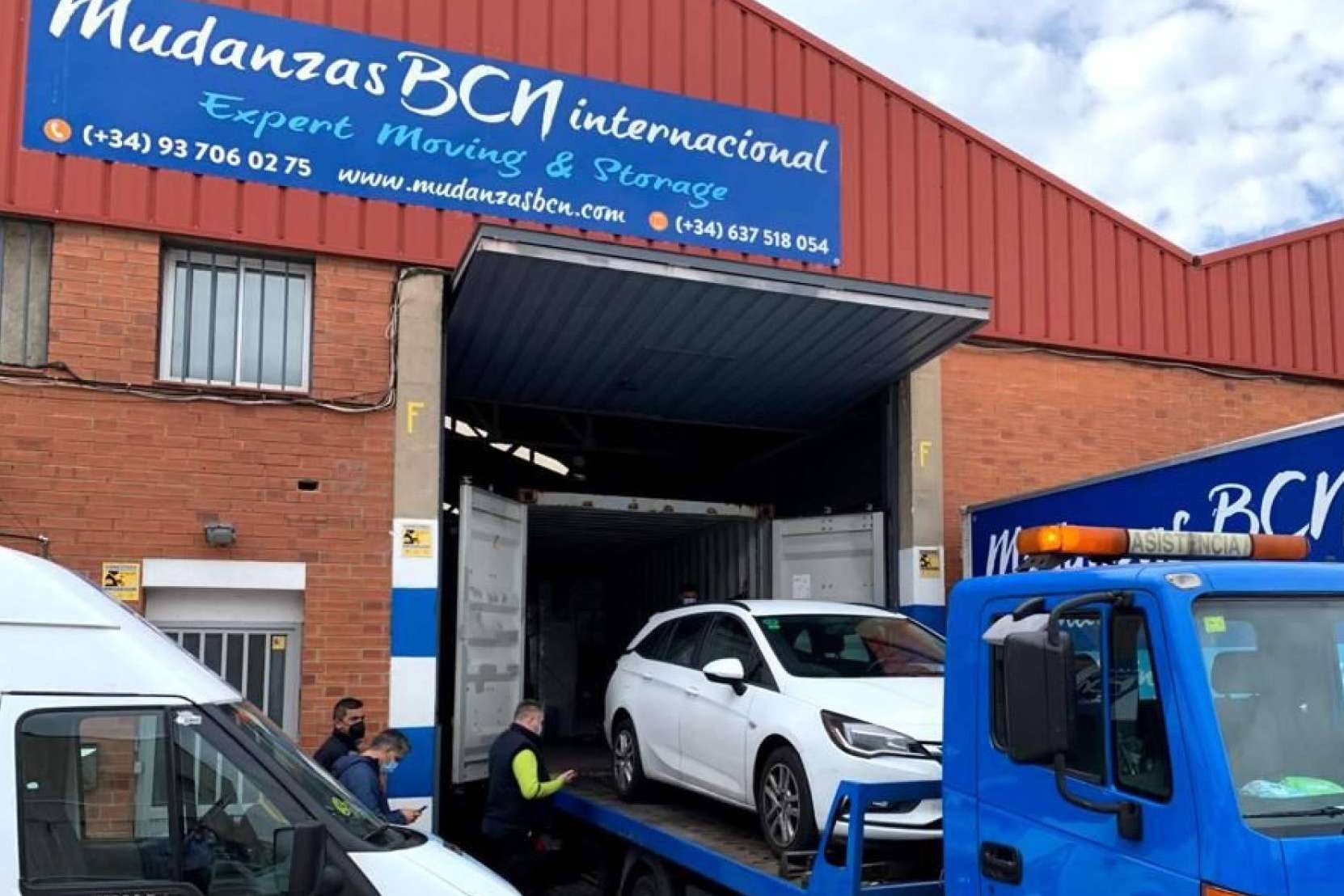¿Cómo traer un coche desde el extranjero hacia España? Mudanzas BCN Internacional es la solución
