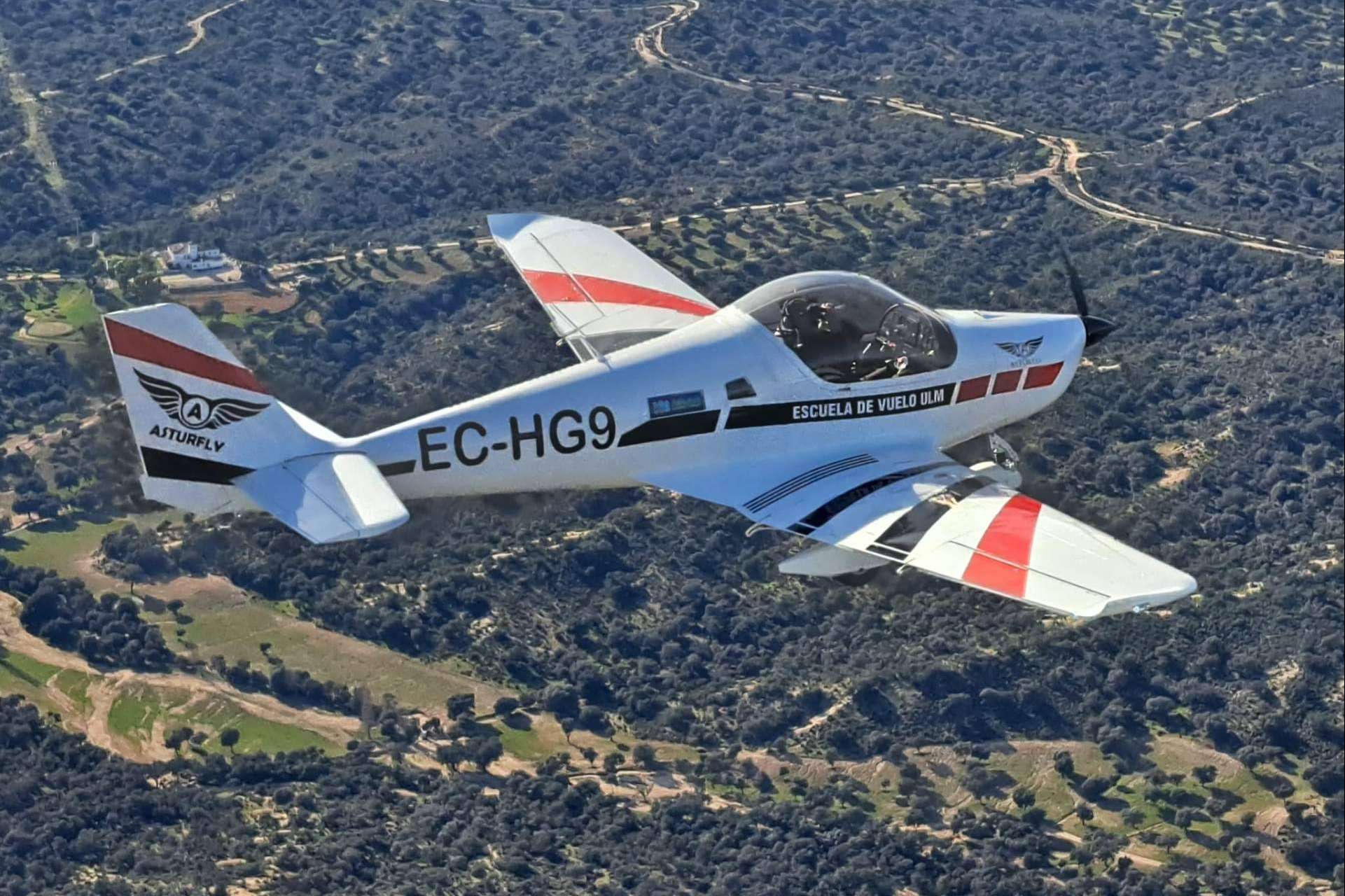 Vivir una experiencia inigualable en las alturas al volar una avioneta con Asturfly Academy