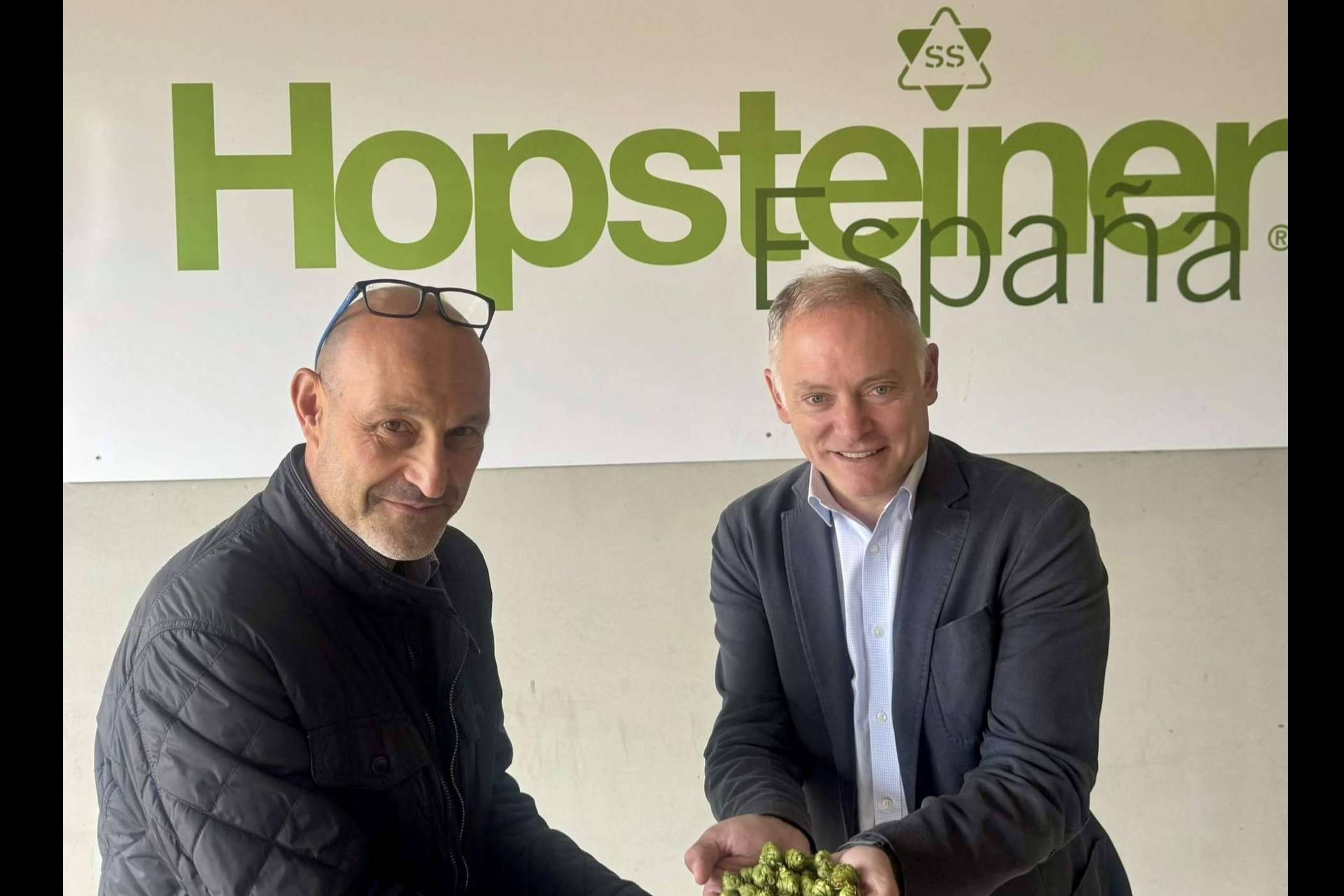 La Salve renueva su acuerdo con Hopsteiner, en su compromiso por el lúpulo de cercanía