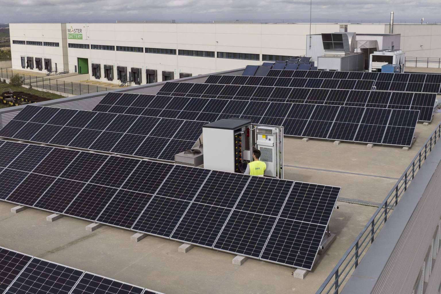 Master Battery transforma su área corporativa y avanza en la creación de su parque verde