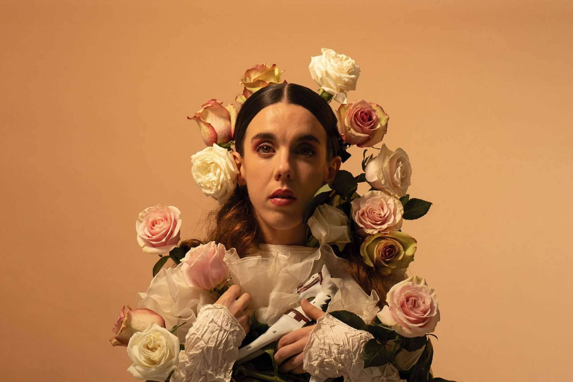 Mirena lanza '14+2' su álbum debut de música pop cargado de emociones