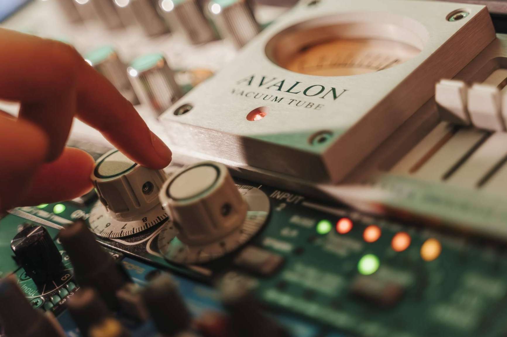 Los nuevos retos del productor musical en 2025; adaptación, tecnología y autenticidad