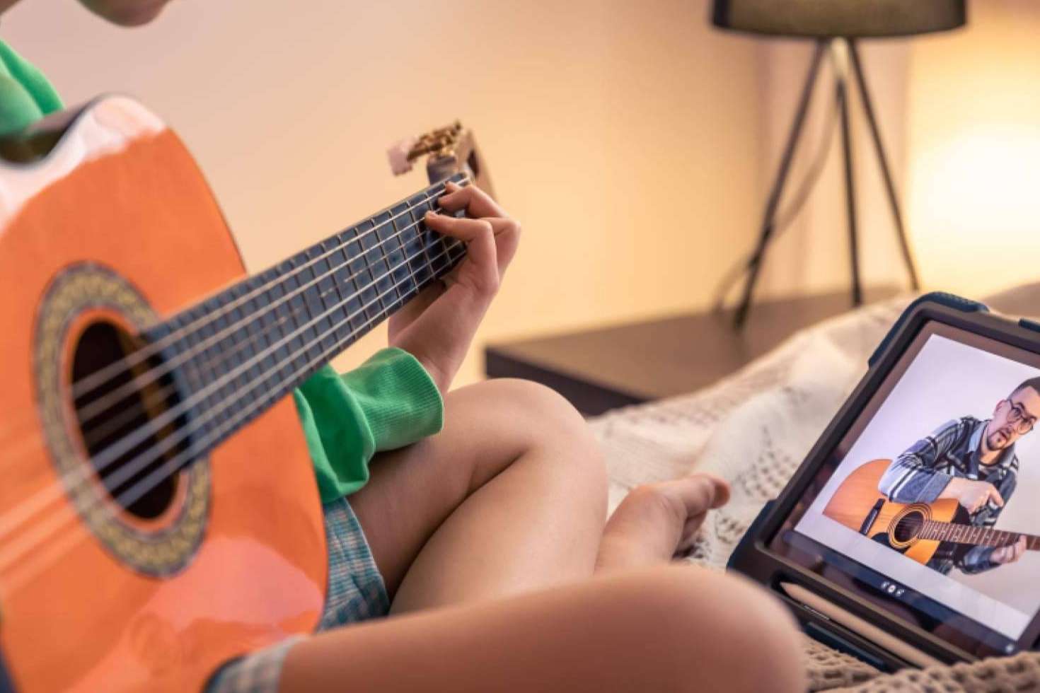 Aprendeguitarra.es y la UHU amplían el acceso al flamenco con formación online exclusiva