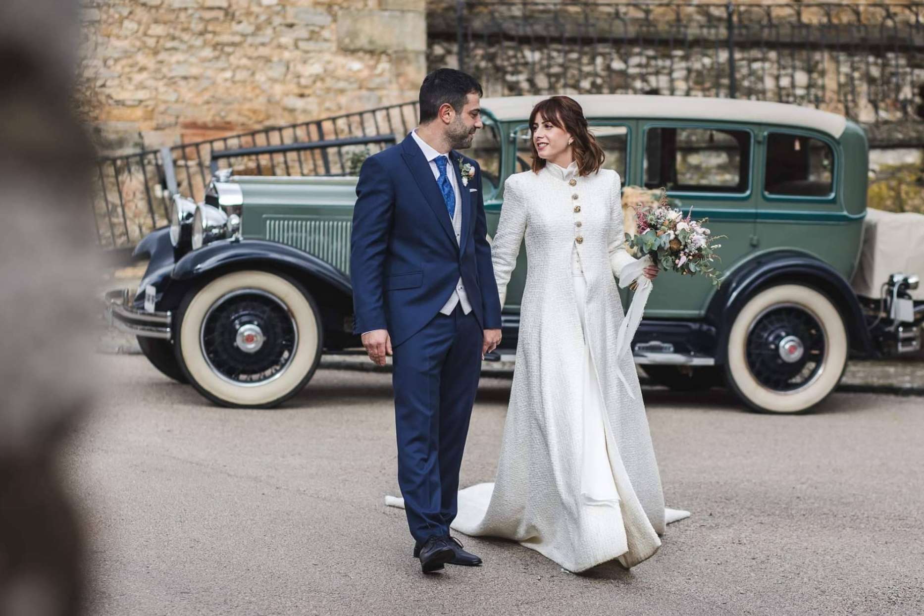 Decirle sí al frío con estilo; Unas de las mejores capas y abrigos para novias deValérie Moreau