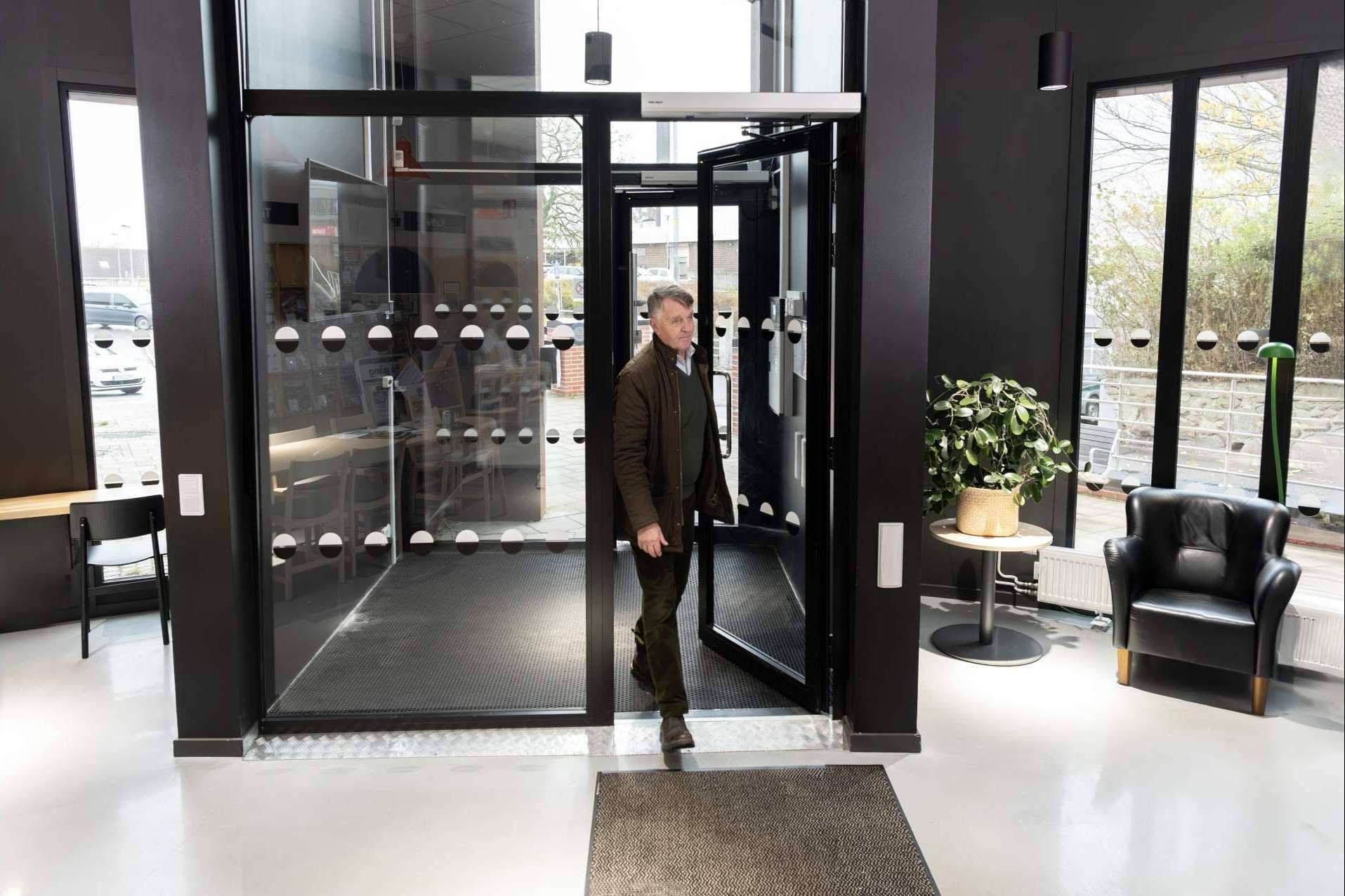 Comunidades de propietarios más accesibles y seguras con puertas automáticas