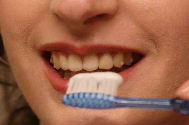 La empresa española desarrolla un dentrífico con un mineral esencial del esmalte dental