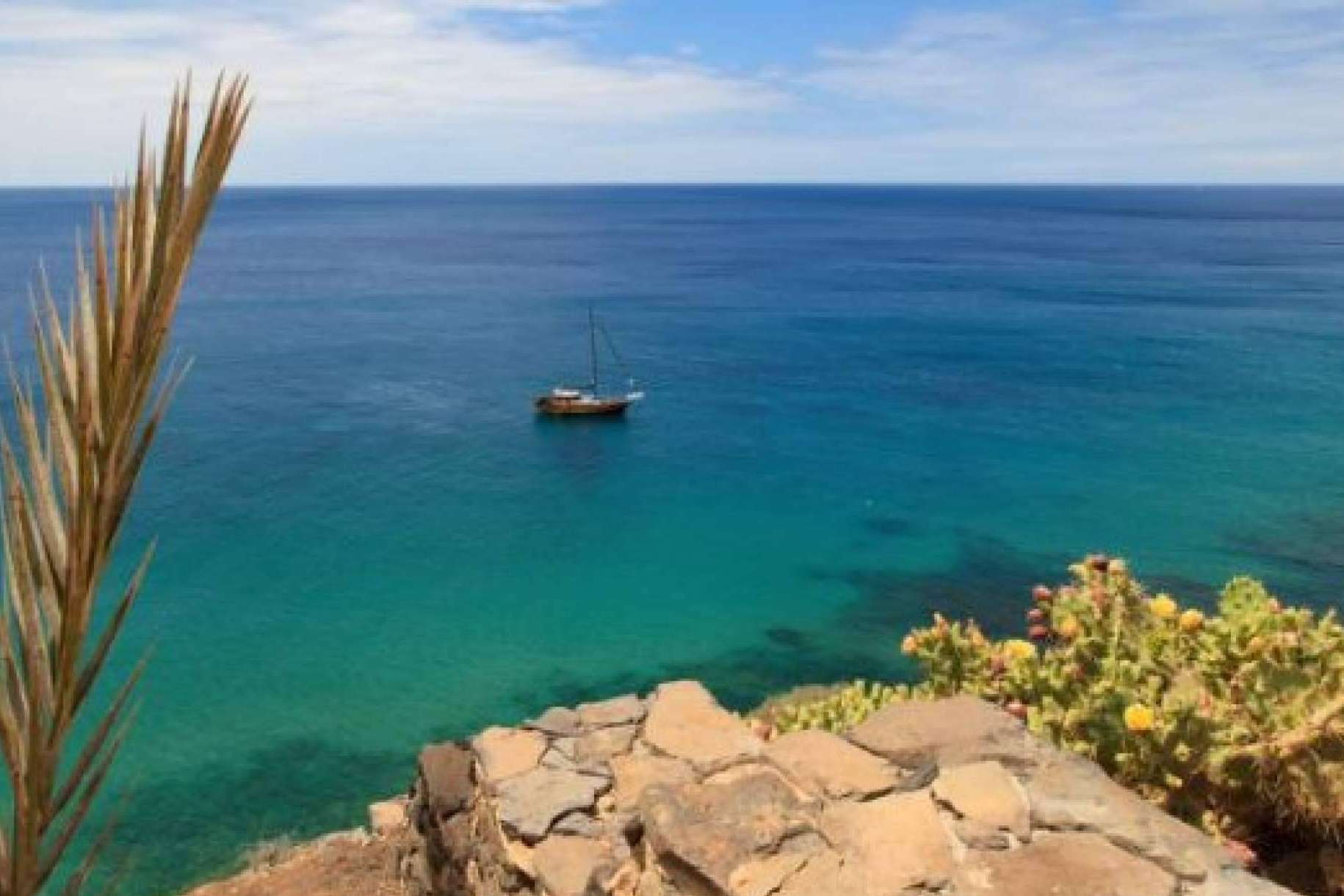 Ejemplo de turismo responsable en Fuerteventura; Magic & Sailing reduce residuos plásticos en sus tours