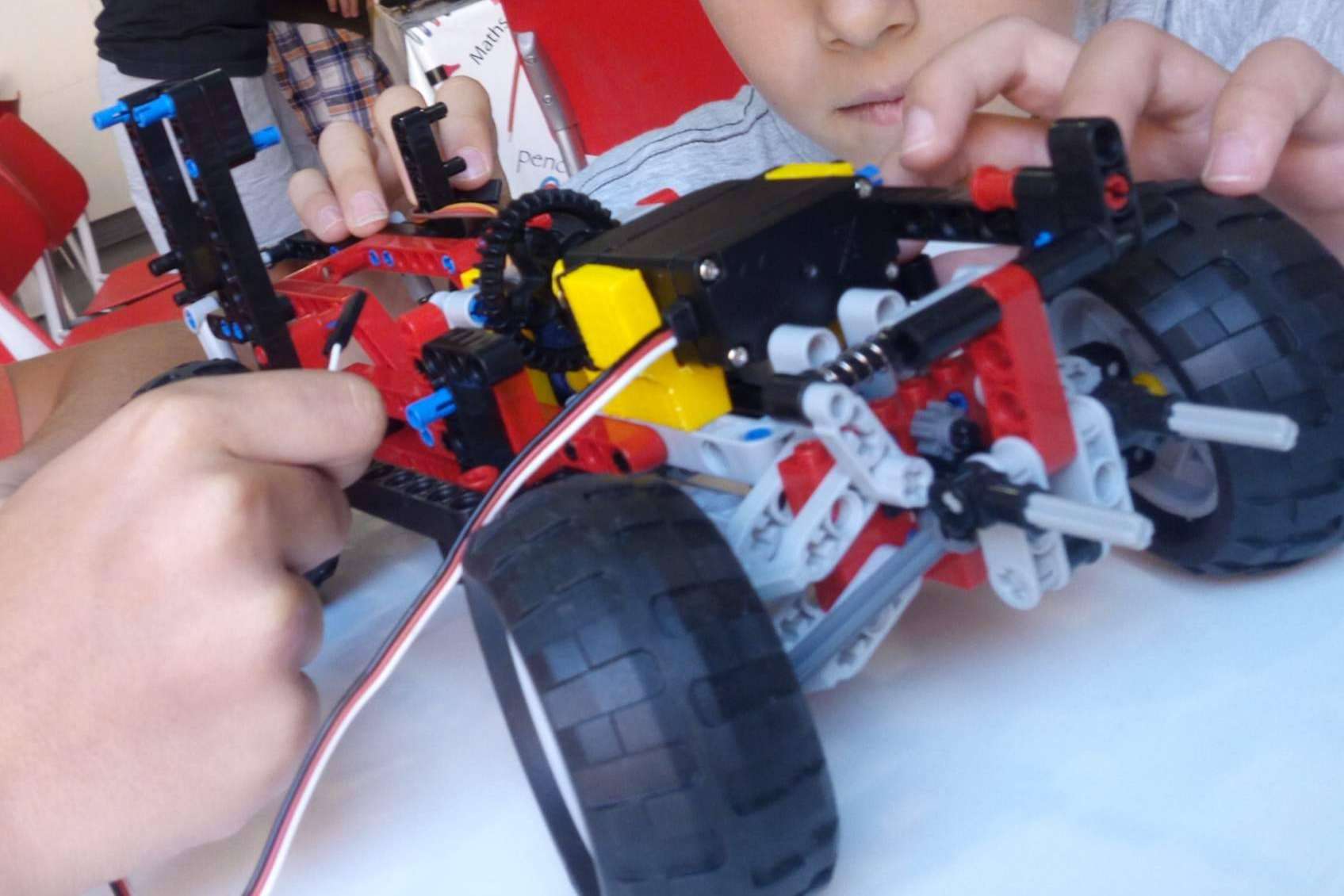 Talleres tecnológicos, deportes y piscina; la combinación perfecta para mentes inquietas