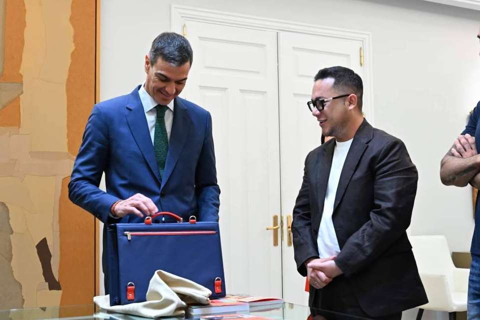 El diseñador Daniel Chong, recibido por el presidente del Gobierno como ejemplo de diversidad cultural