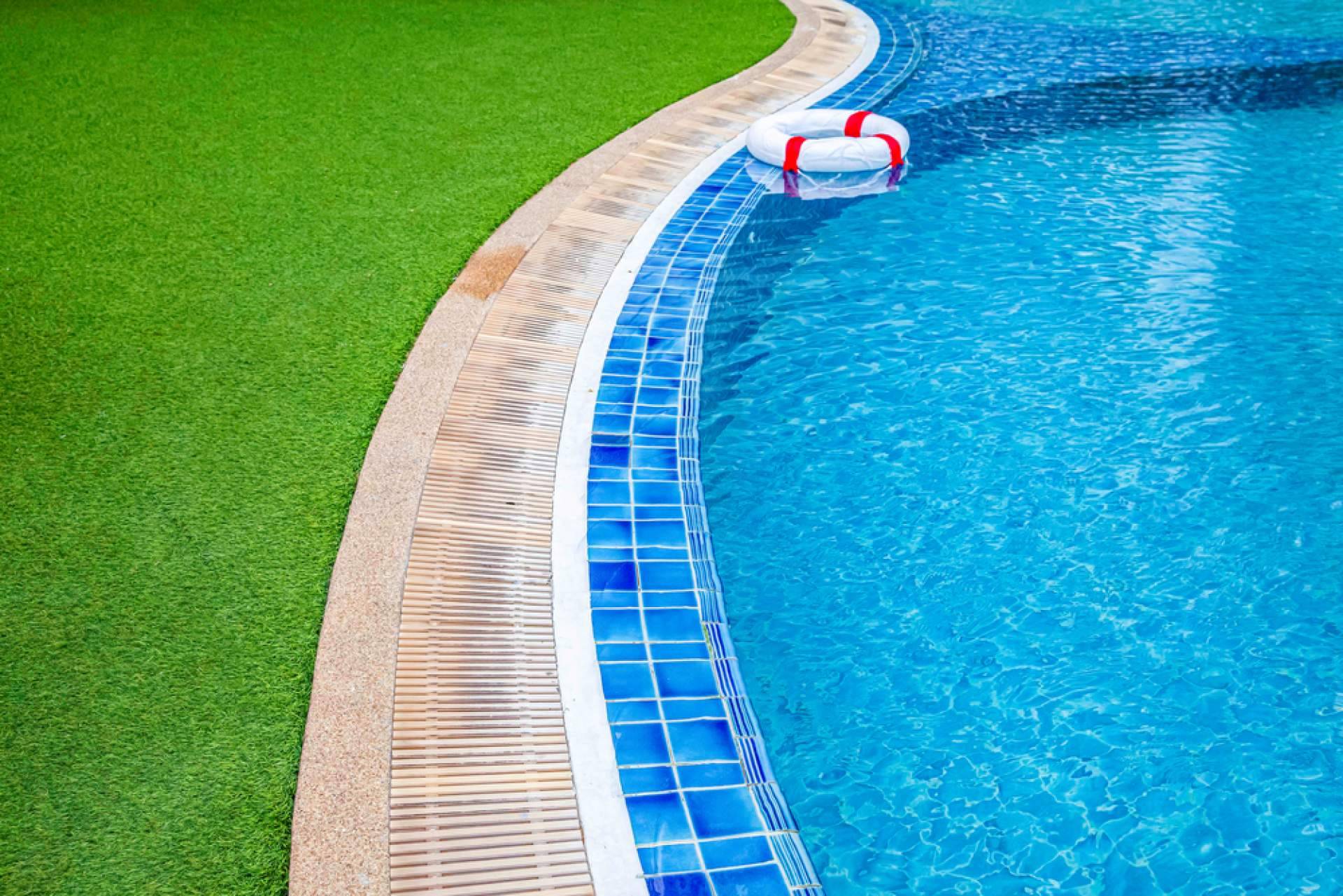 Cómo transformar un patio de tierra en un oasis verde con césped artificial