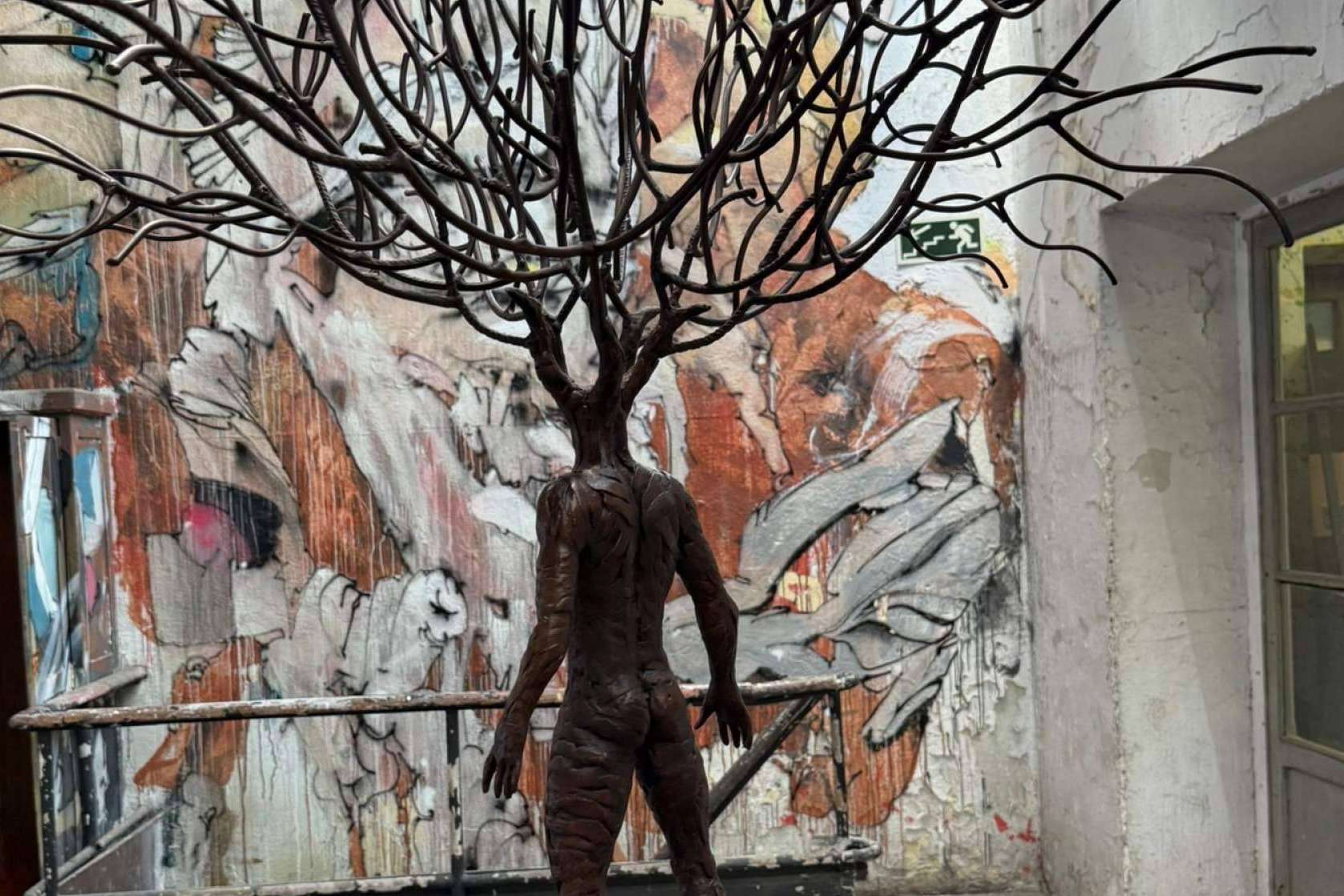 La neomudejar inaugura el verano con la distopía del colapso, obra del escultor Fernando Suárez