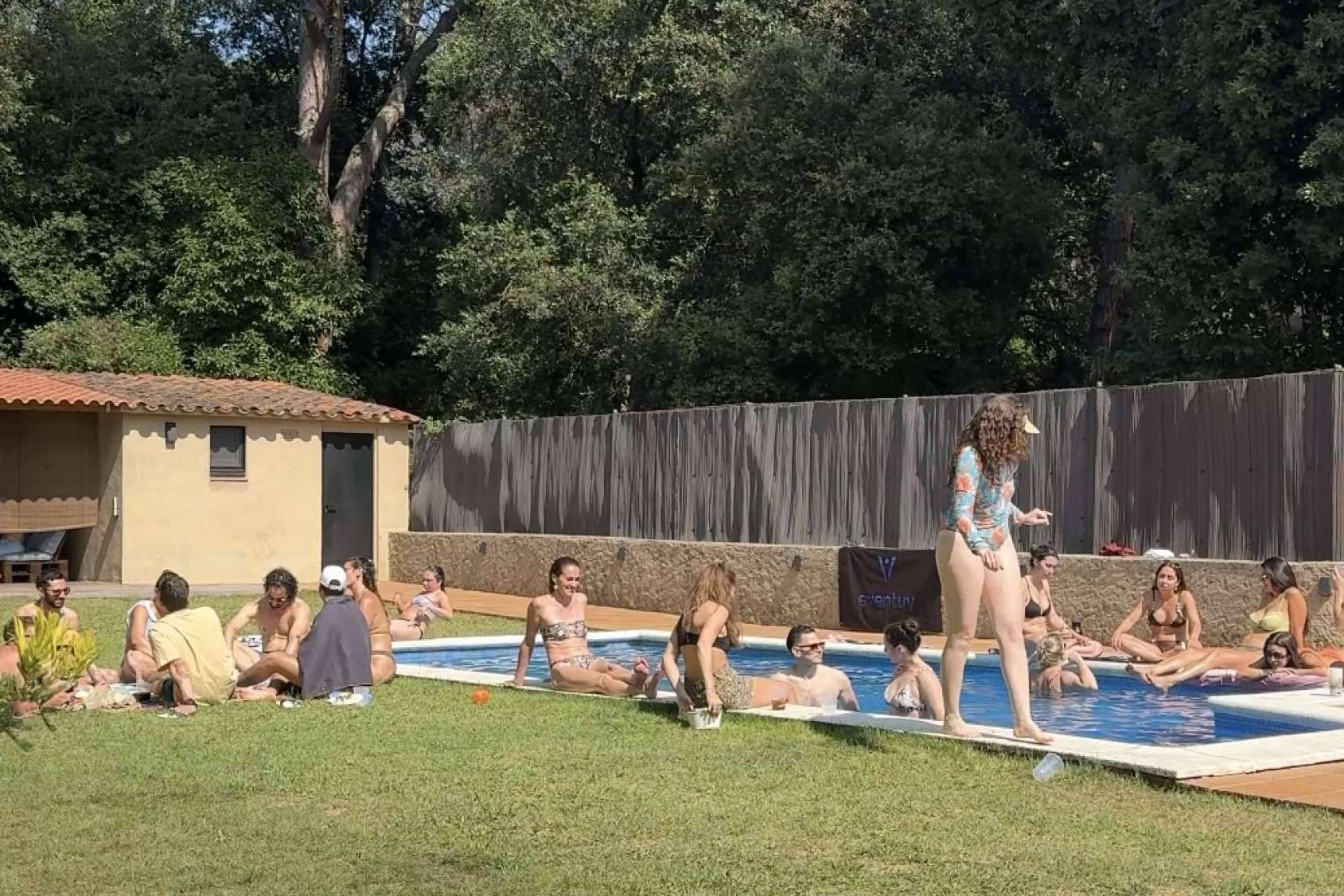 Alquilan su jardín con piscina y ganan más de 500€ en un día
