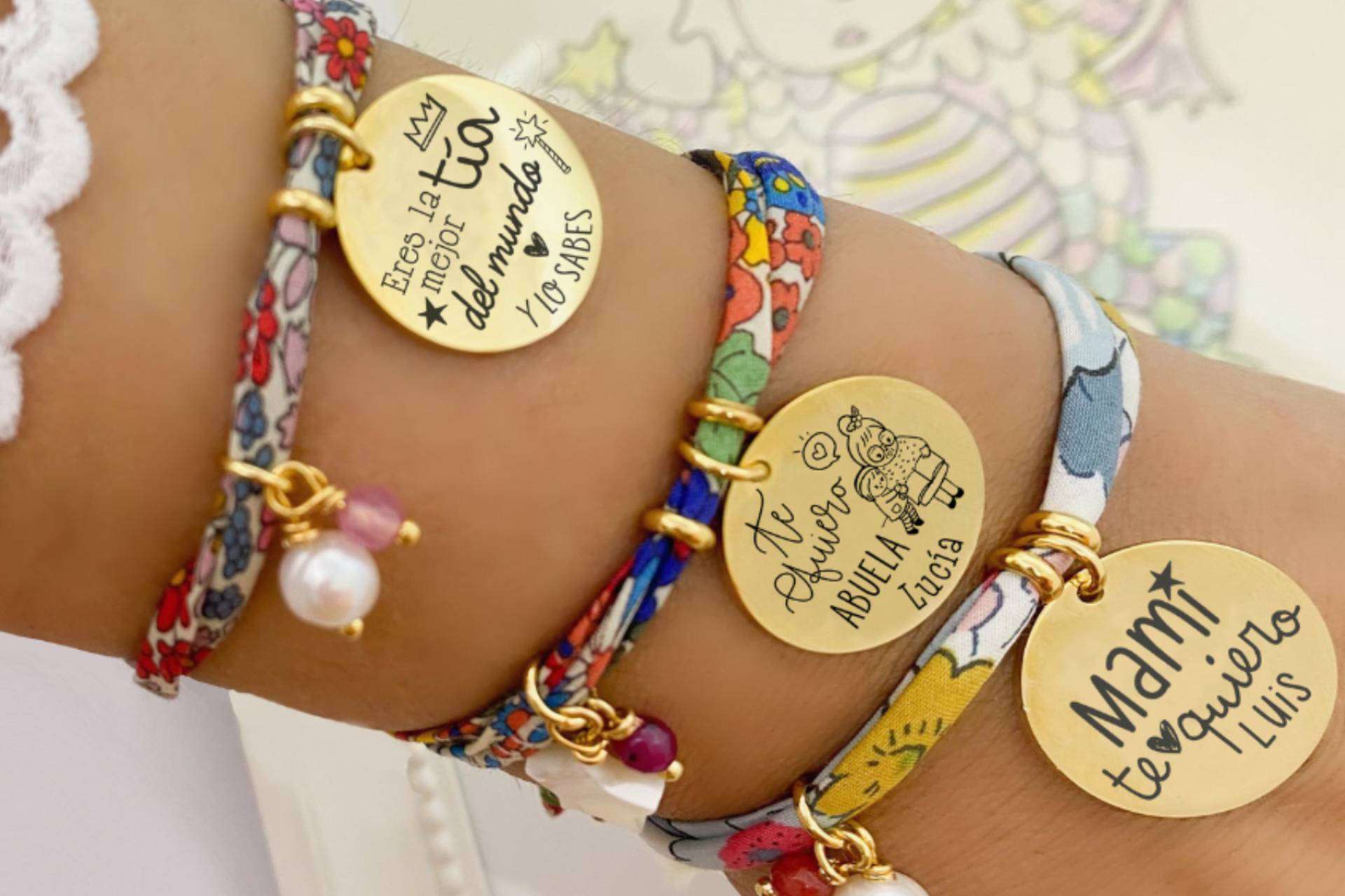El verano se llena de color con las pulseras Liberty y el colgante virgen niña de Happy Pulseras