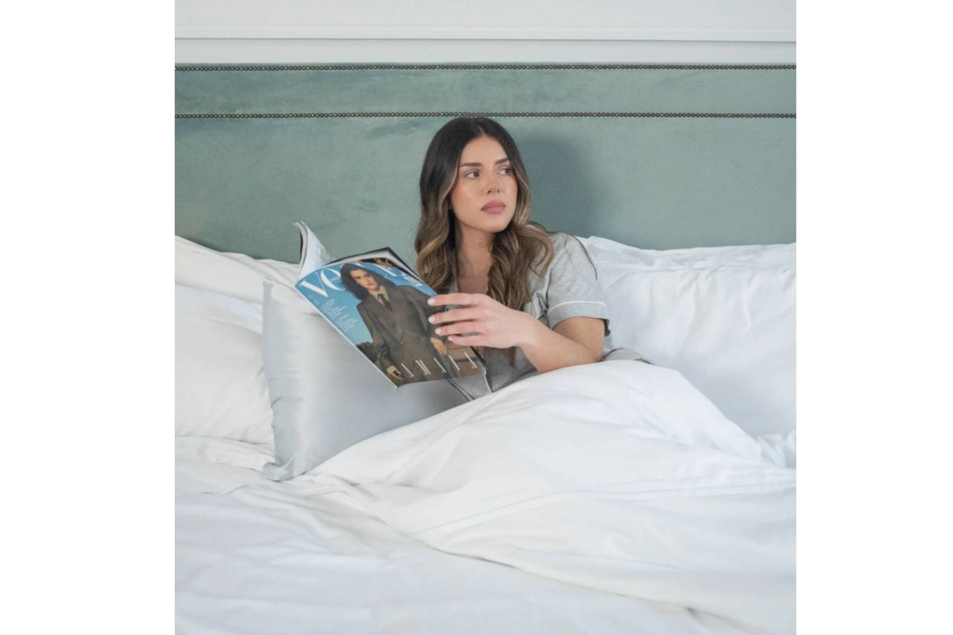 Dormir sobre seda; el gesto nocturno que transforma piel y cabello en 60 noches (por Onisa Coté)