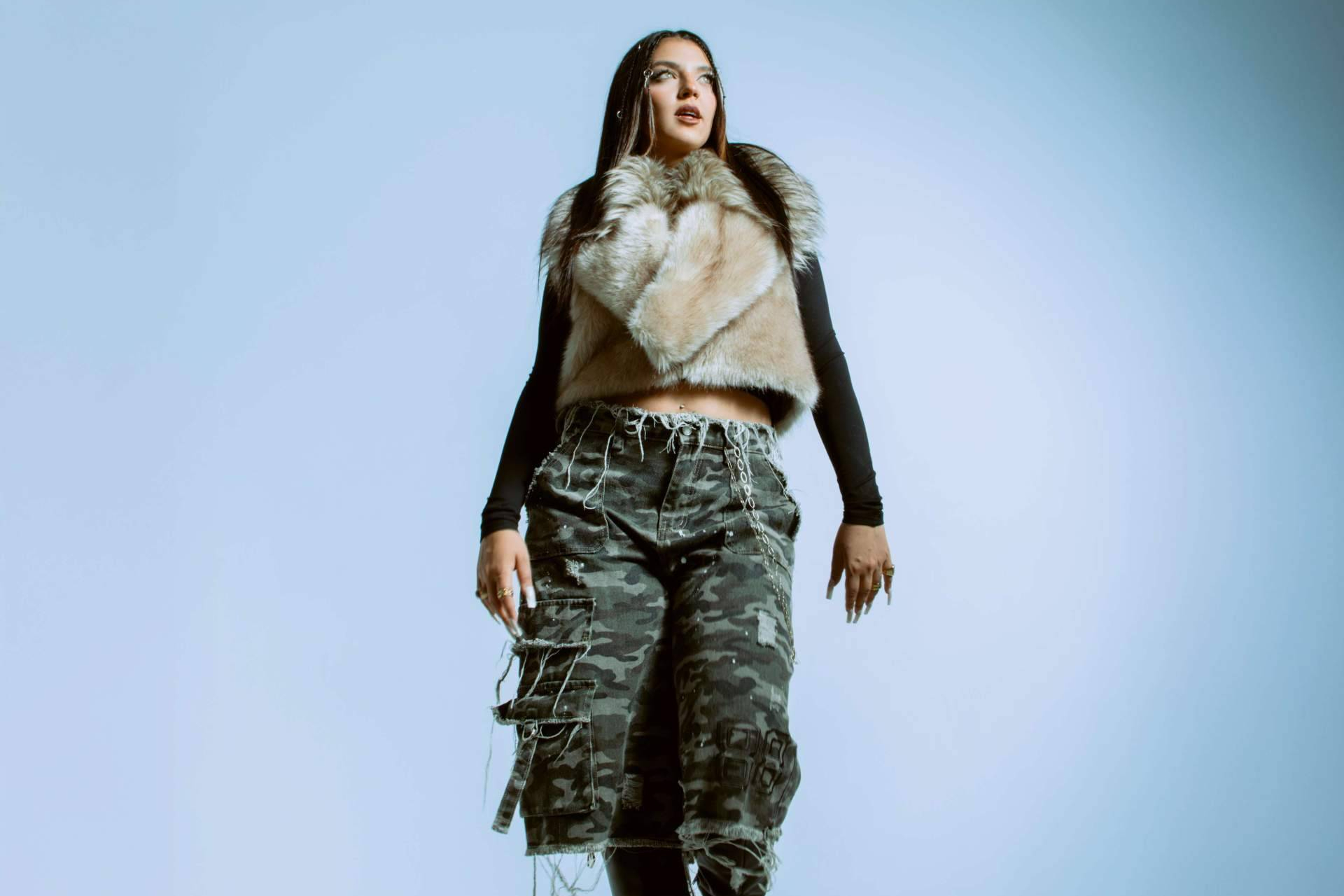 Aisha LK presenta 'Con Otro', un tema de pop urbano que celebra la fuerza y la libertad