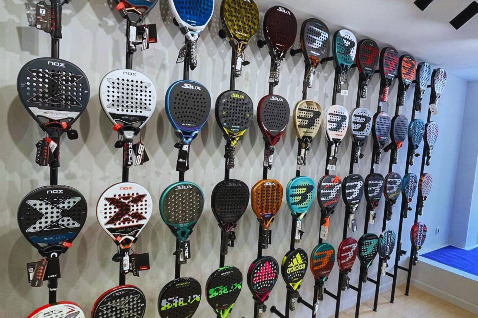 Las palas de pádel para regalar se posicionan entre los obsequios deportivos más buscados