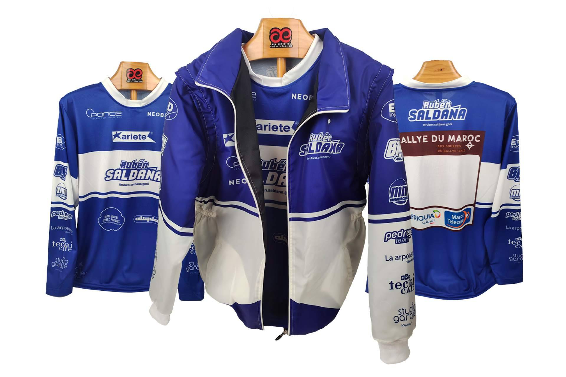 ADHESIVOSEMBARRADOS presenta su nuevalínea de ropa personalizada para motocross con diseños únicos