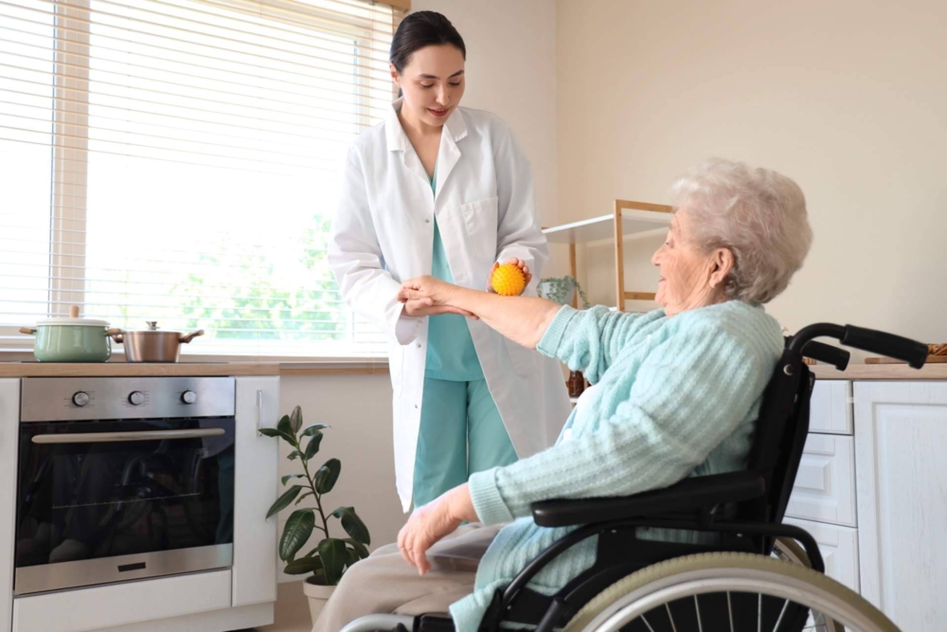 La terapia ocupacional a domicilio, una herramienta para recuperar autonomía en situaciones de dependencia