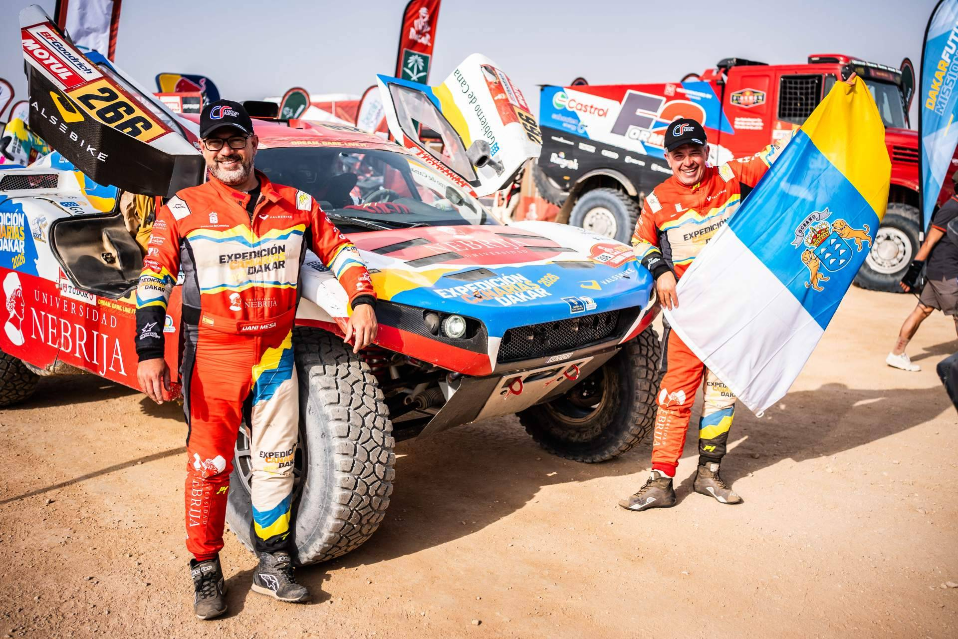 Pedro Peñate y Dani Mesa culminan un Dakar histórico para Canarias y España