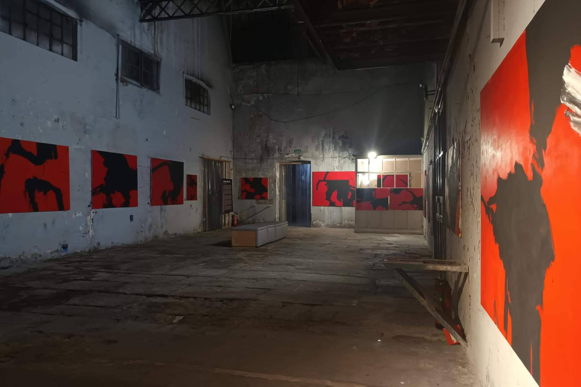 'Rojo Sombrio', el gesto pictorico del maestro Rafel Peñalver