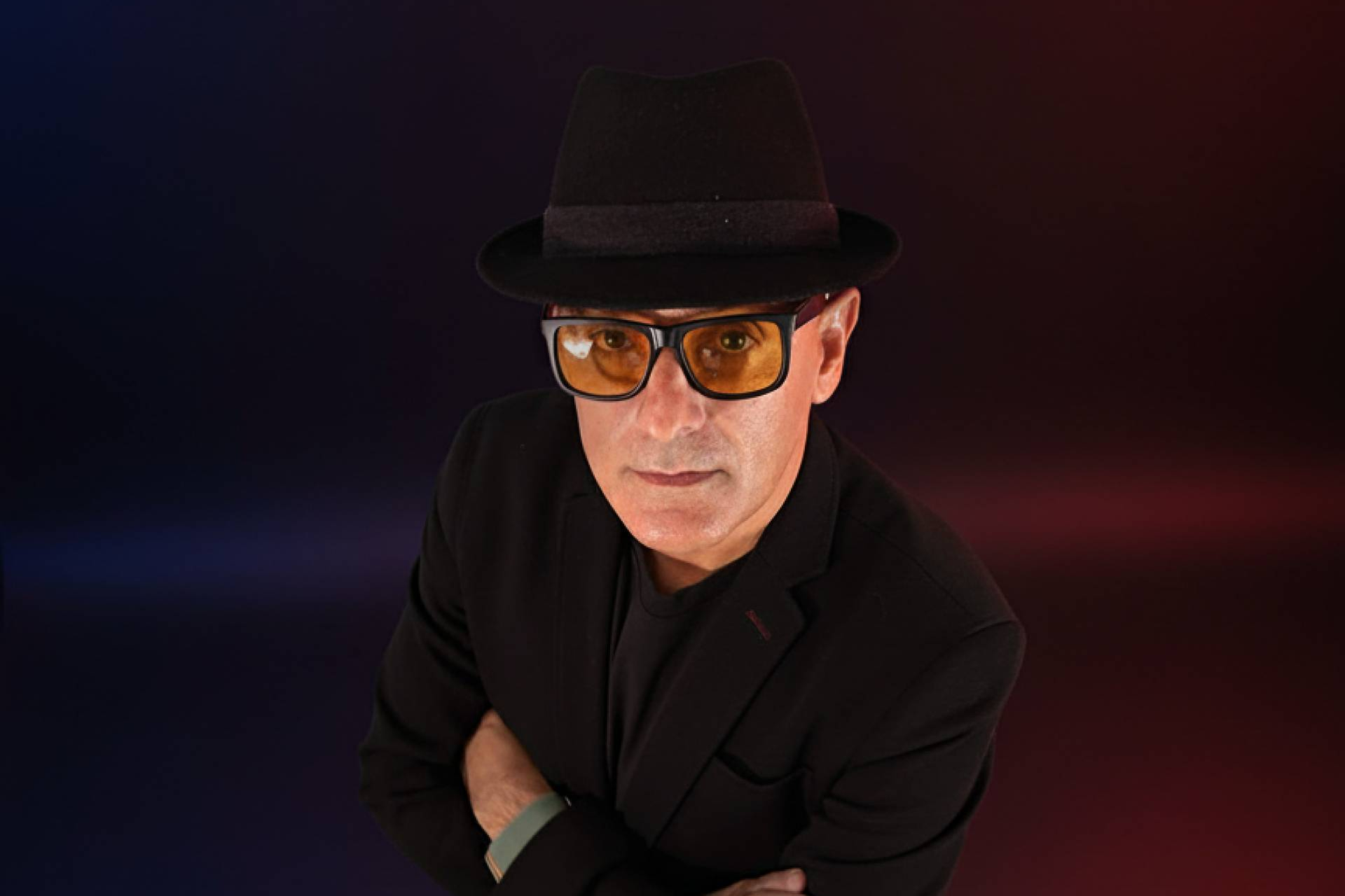 Javier Sólo presenta su nuevo EP 'OVEJA NEGRA CON PIEL DE LOBO'