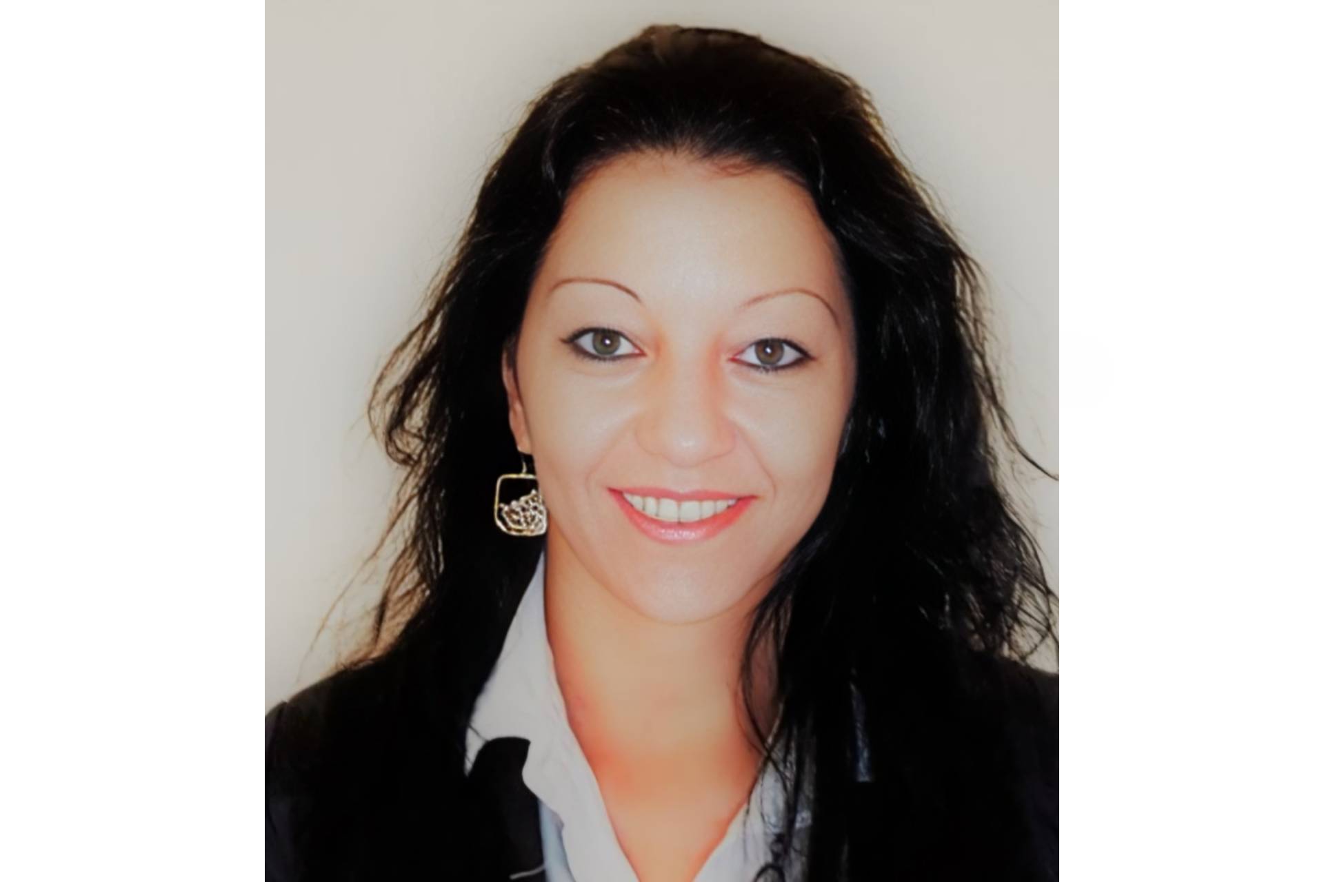 Marcela Grifó Pasquali convierte las heridas en luz en su poemario Cicatrices que iluminan.