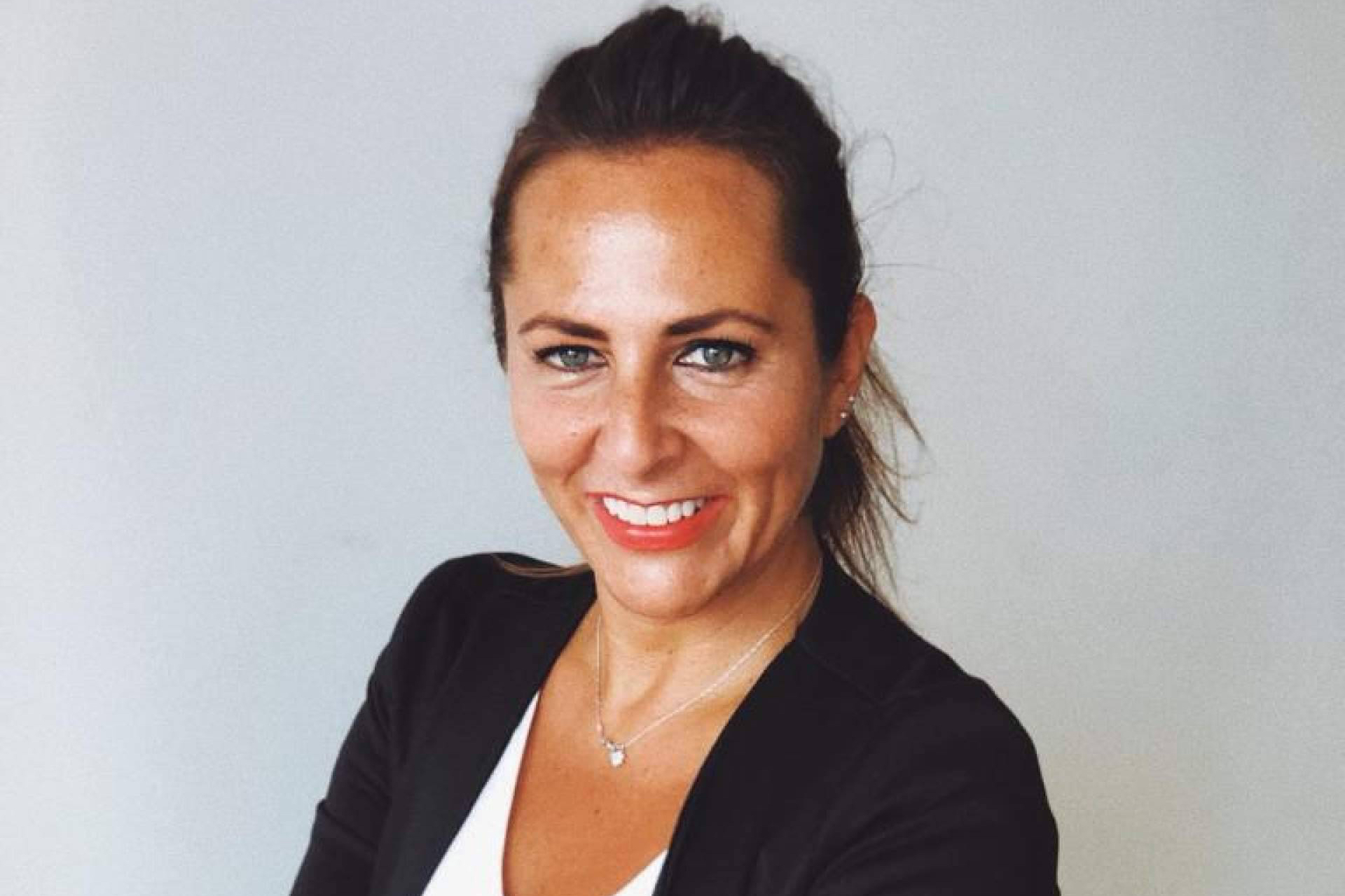 Elena Batista, nueva académica, la comunicadora que defiende una televisión con verdad y carácter
