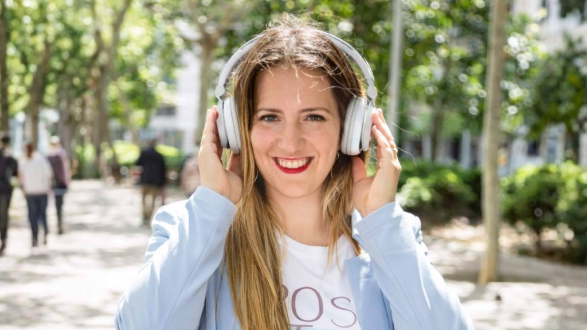La preparación de oposiciones AGE evoluciona con métodos basados en audio a un mes del examen